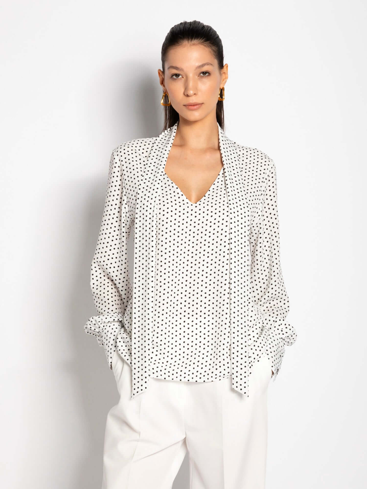 Blusa in georgette con sciarpa - Compagnia Italiana