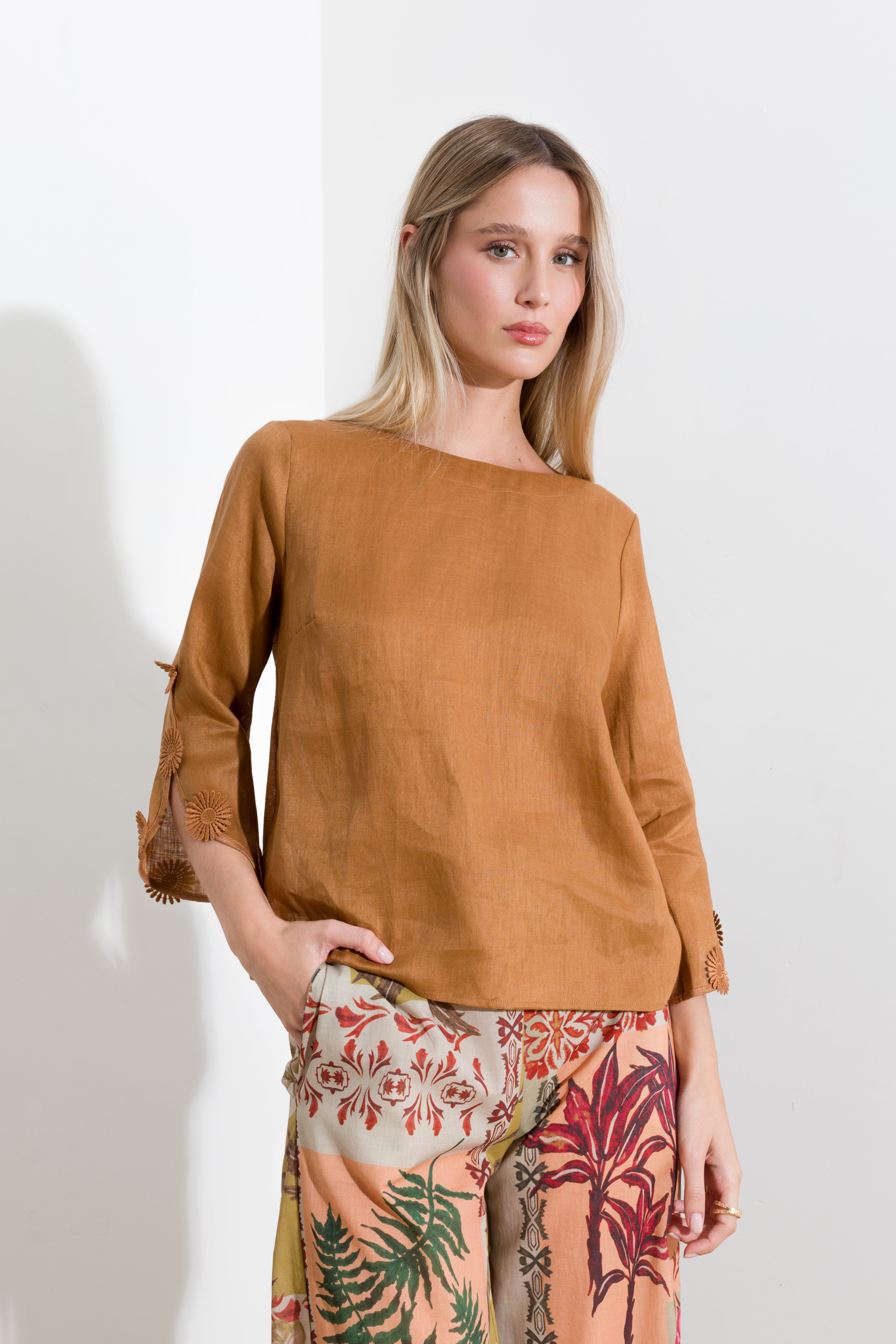 Maglia in misto lino con applicazioni