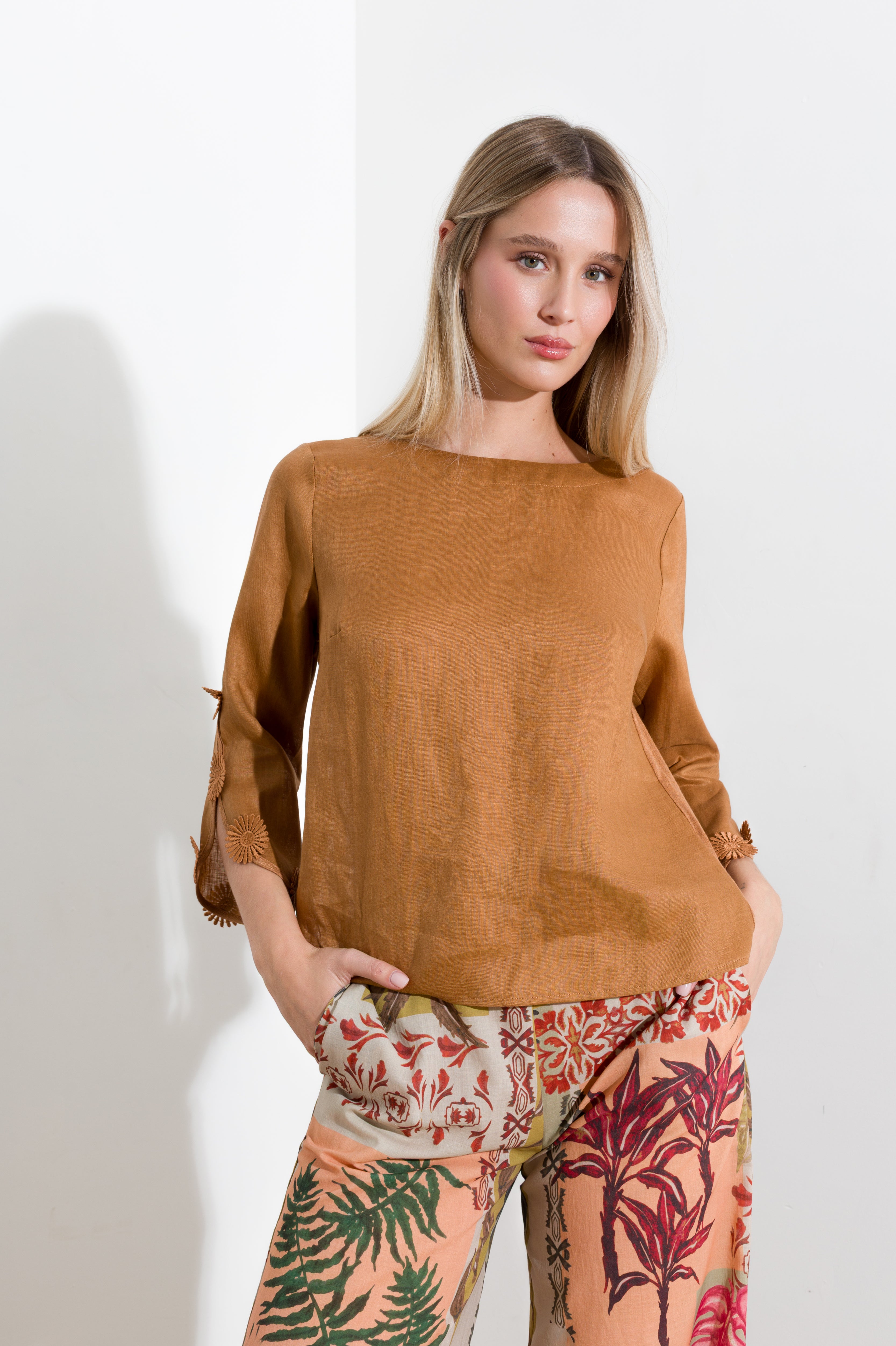 Maglia in misto lino con applicazioni