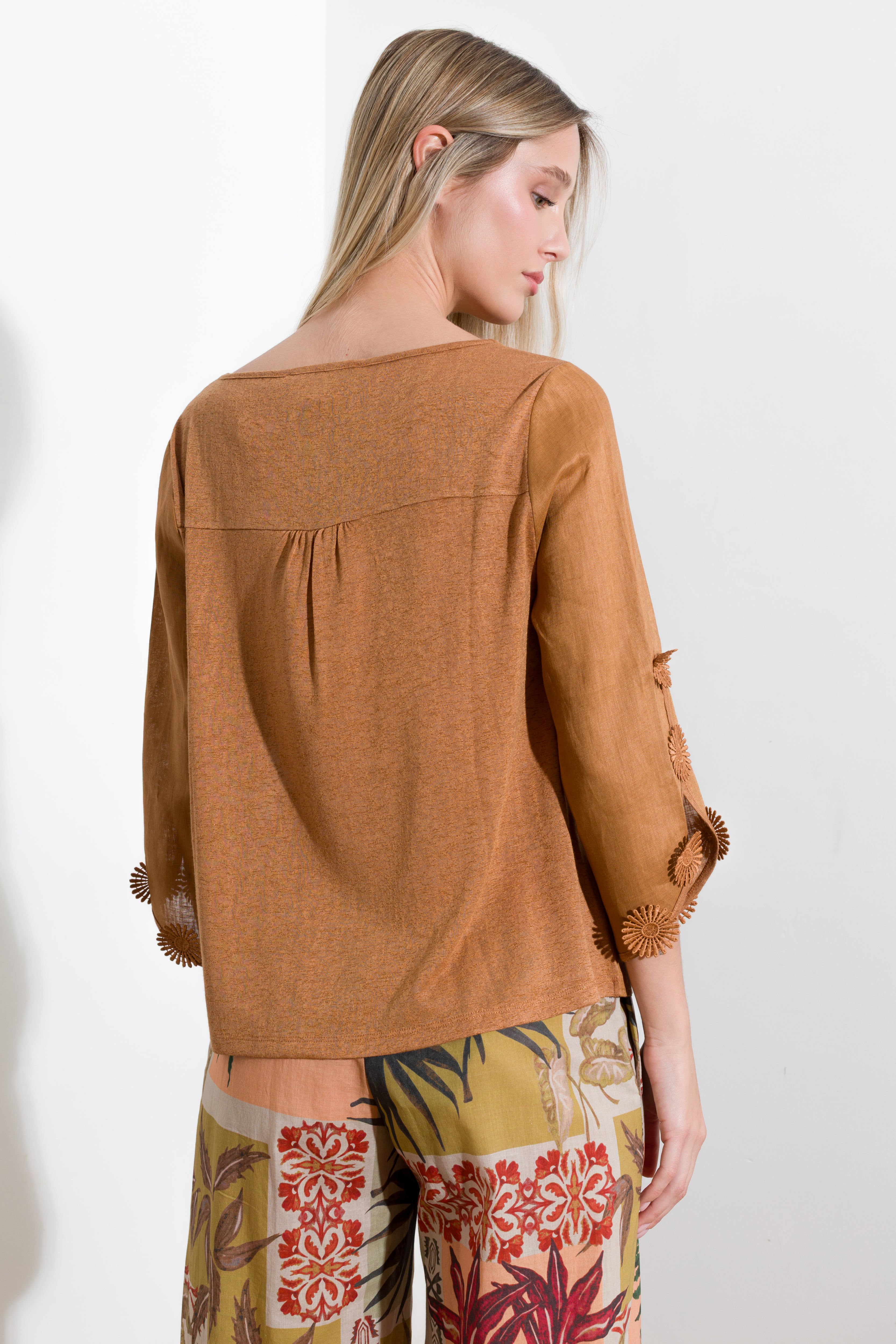 Maglia in misto lino con applicazioni