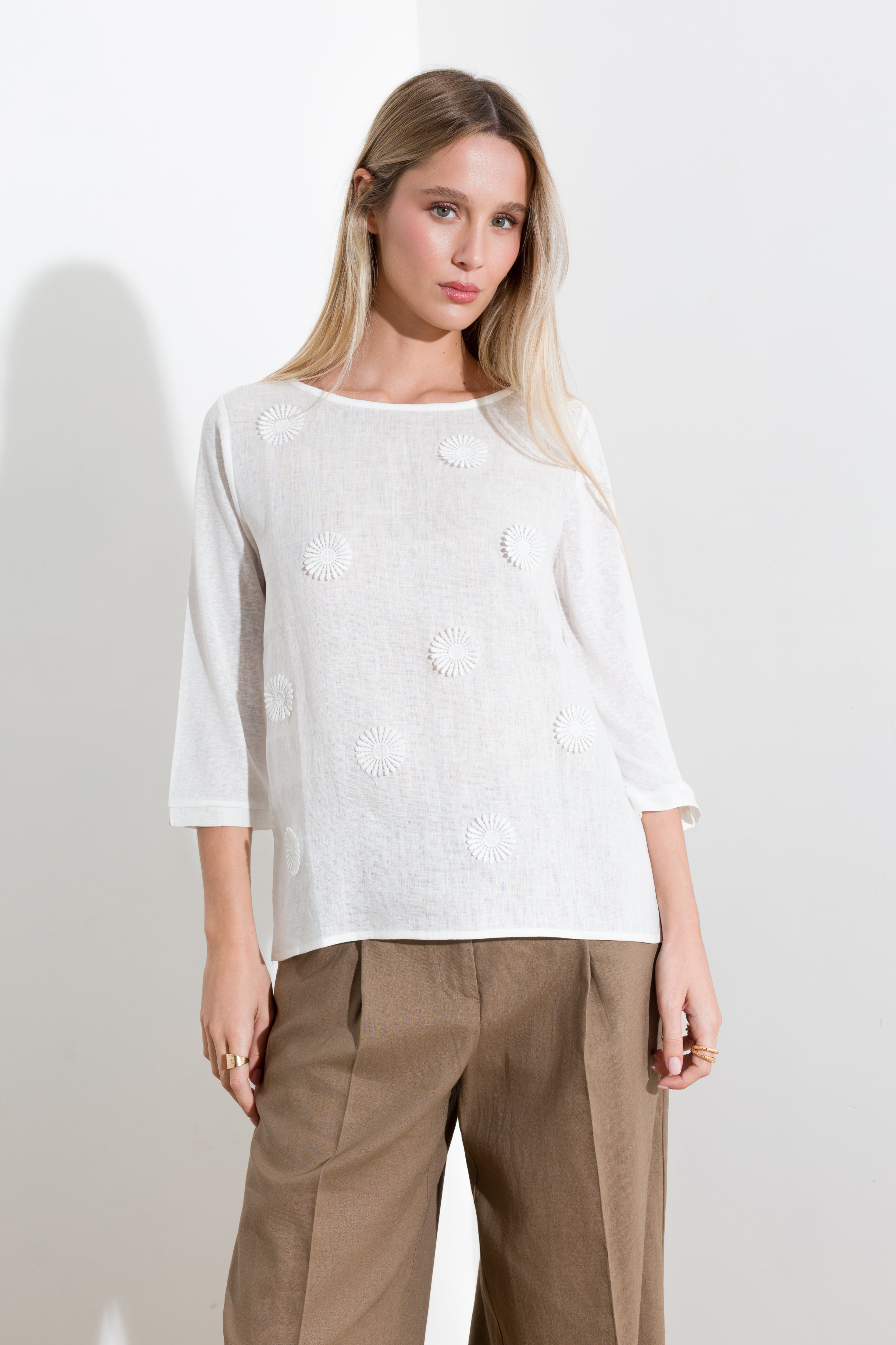Maglia in misto lino e applicazioni