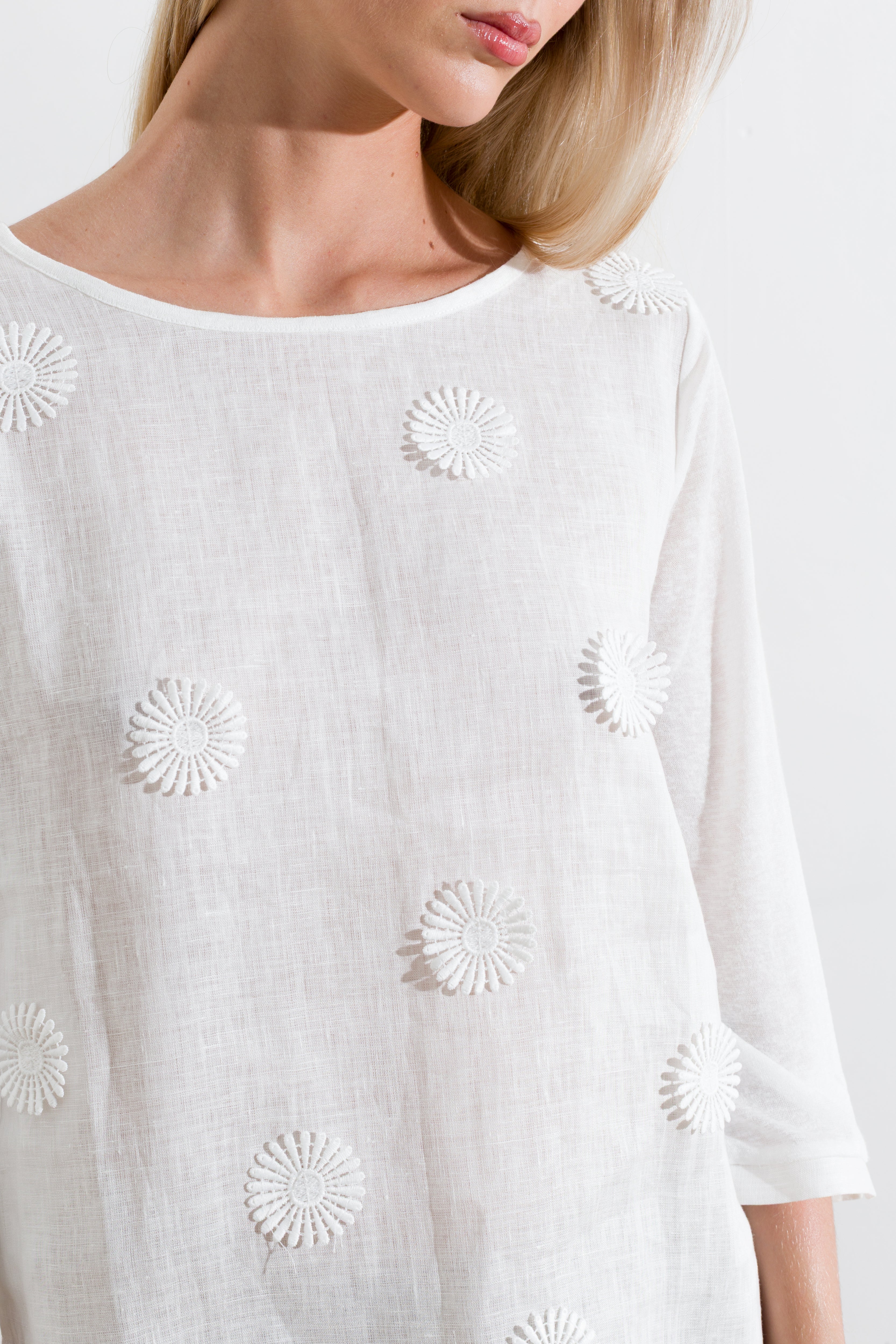 Maglia in misto lino e applicazioni