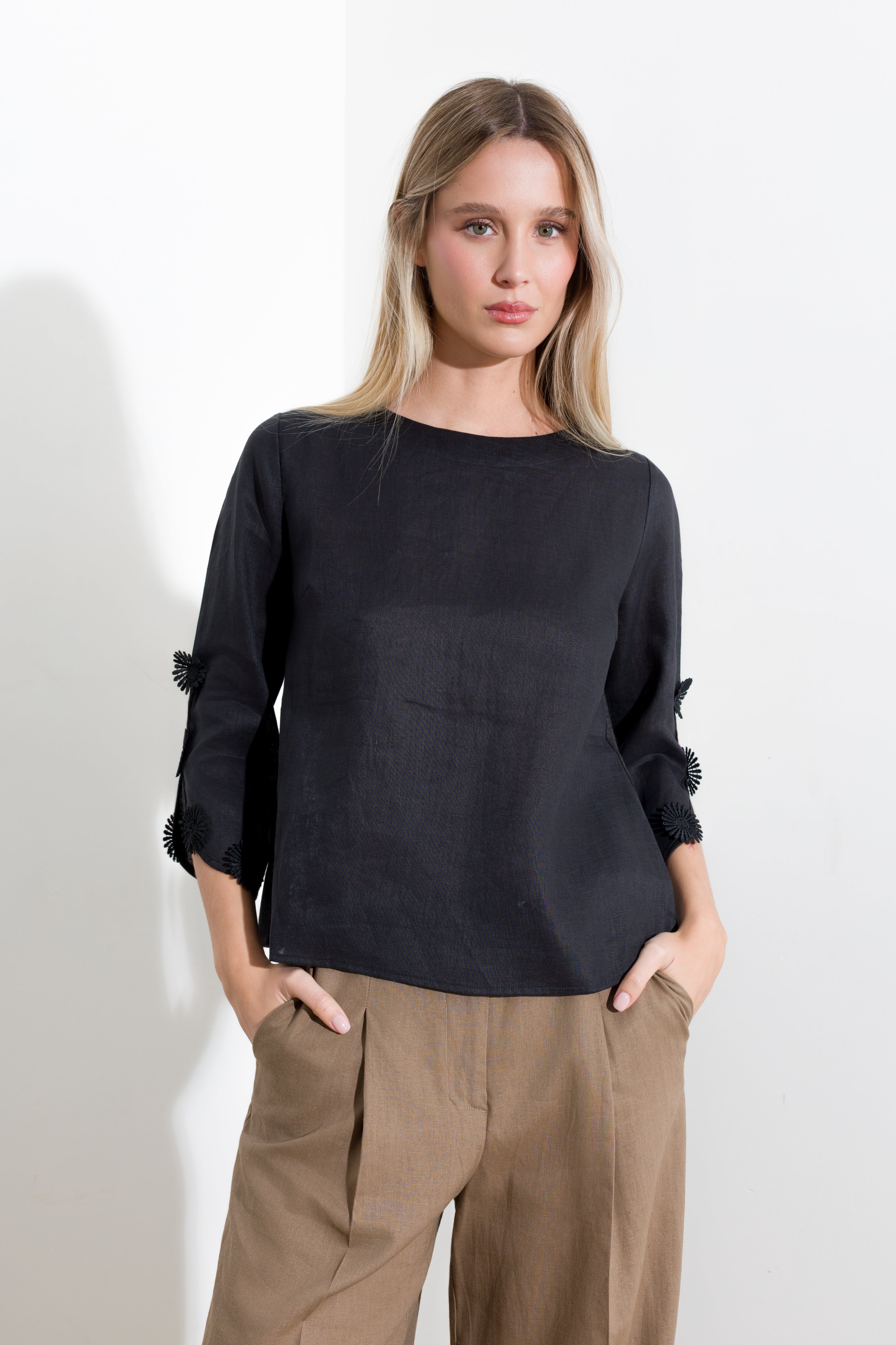 Maglia in misto lino con applicazioni
