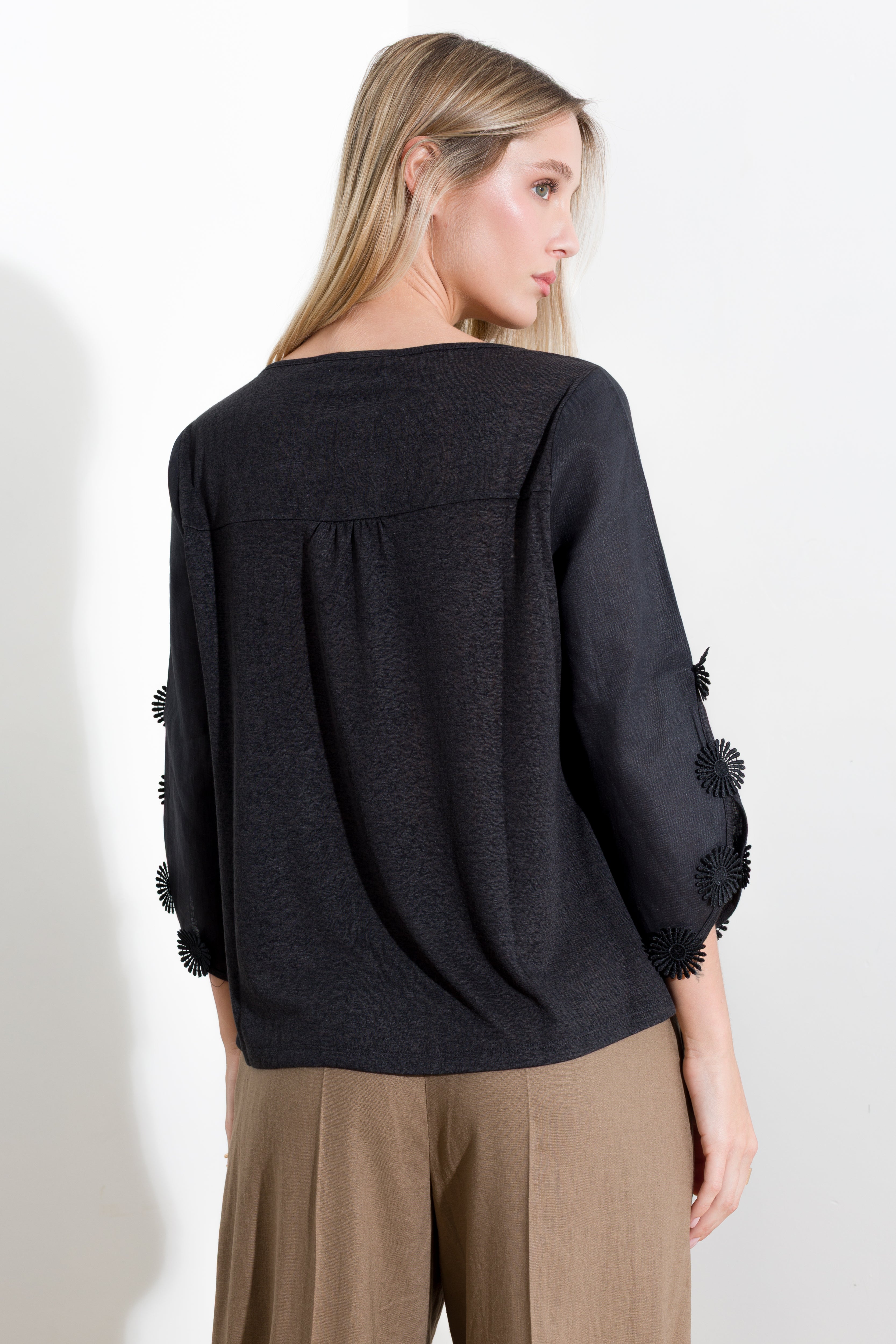 Maglia in misto lino con applicazioni