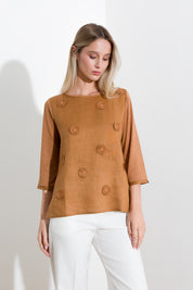 Maglia in misto lino e applicazioni