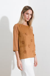 Maglia in misto lino e applicazioni