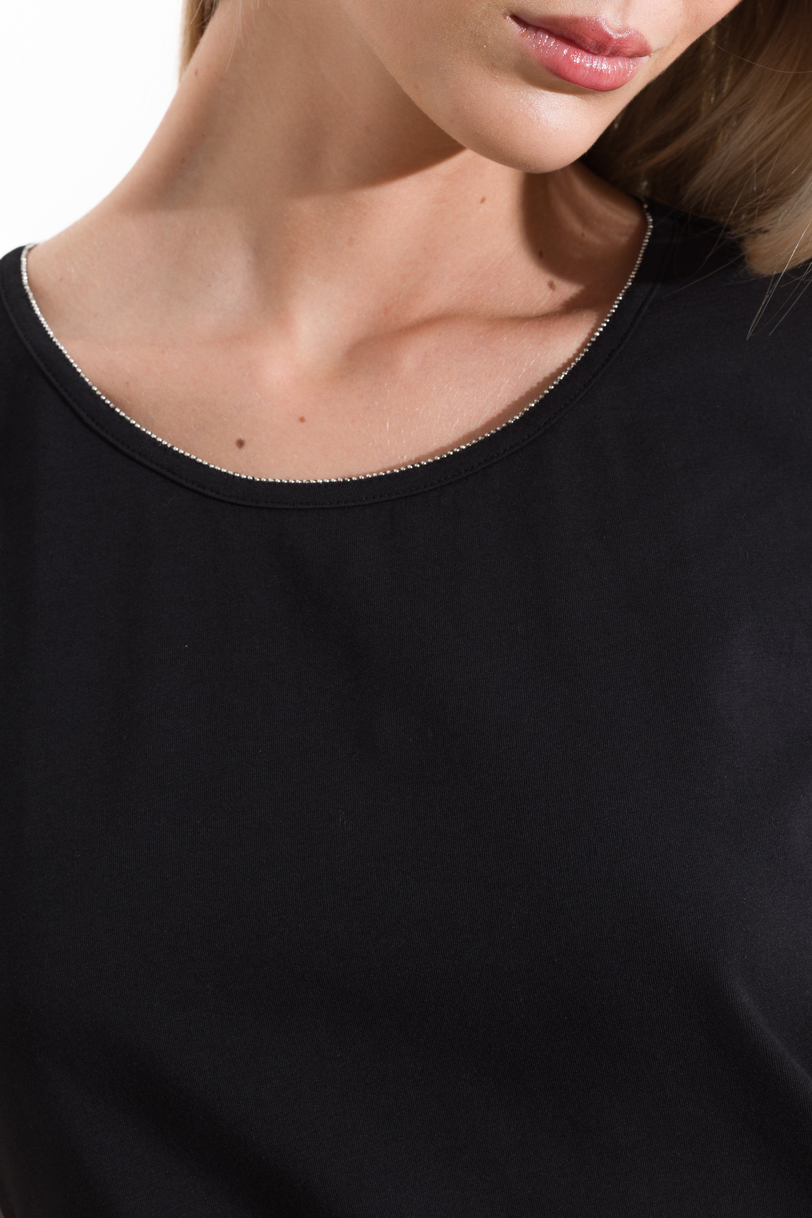 T-shirt in cotone con micro catena