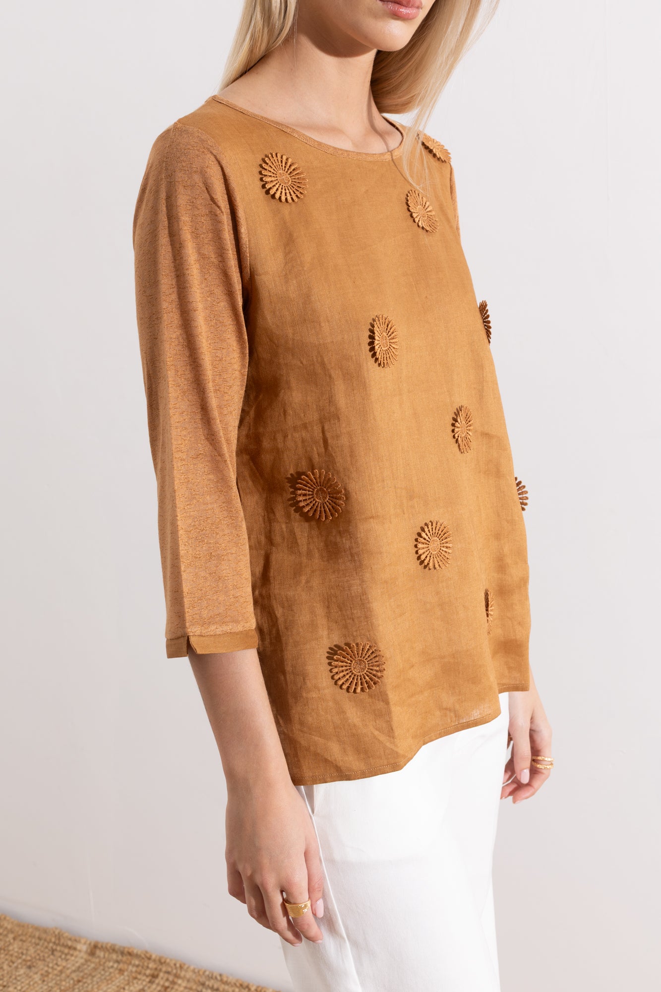 Maglia in misto lino e applicazioni