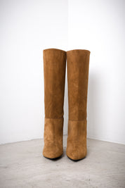 Low-heeled suede boot