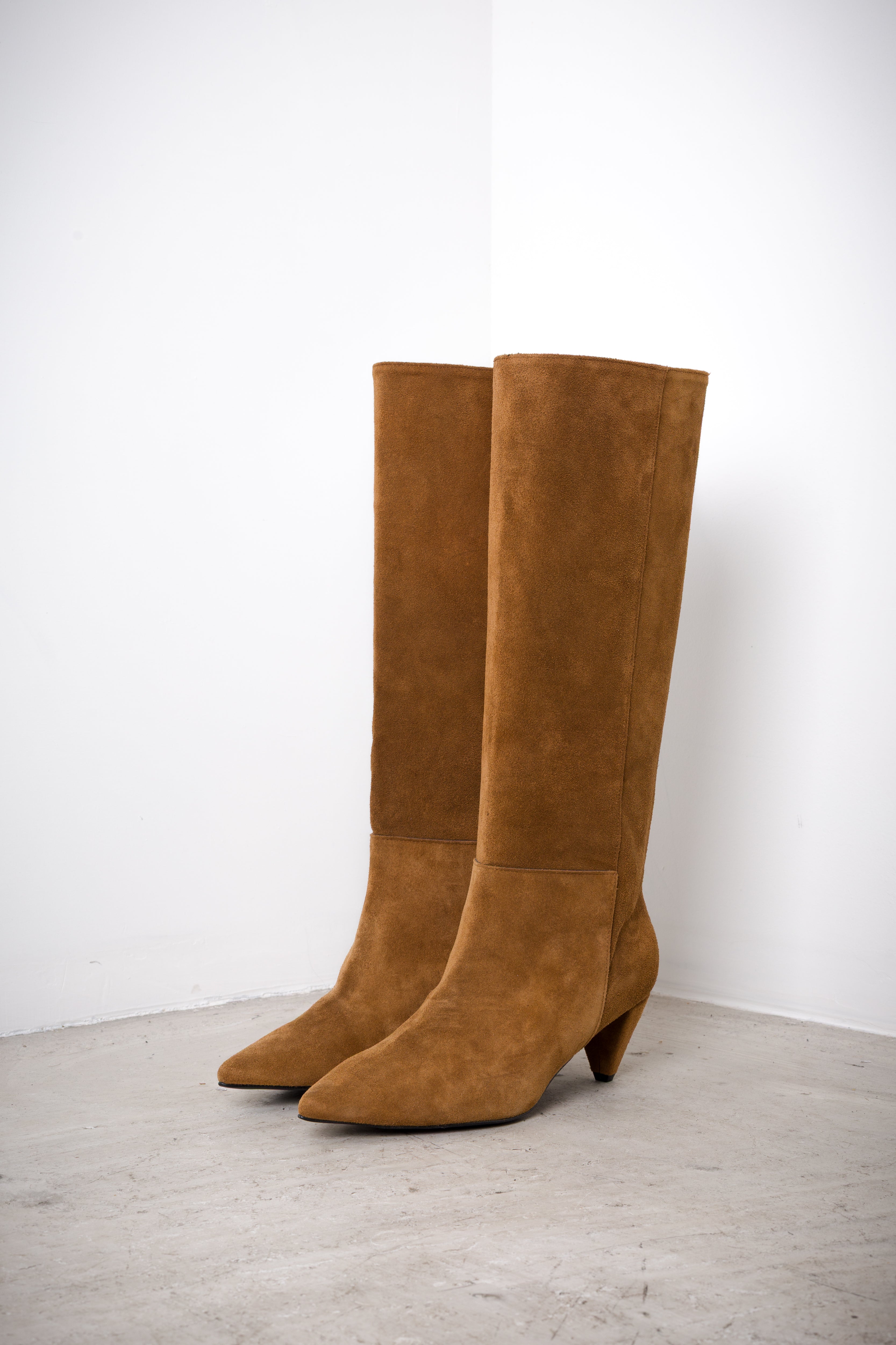 Low-heeled suede boot
