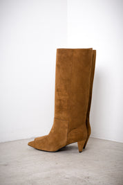 Low-heeled suede boot
