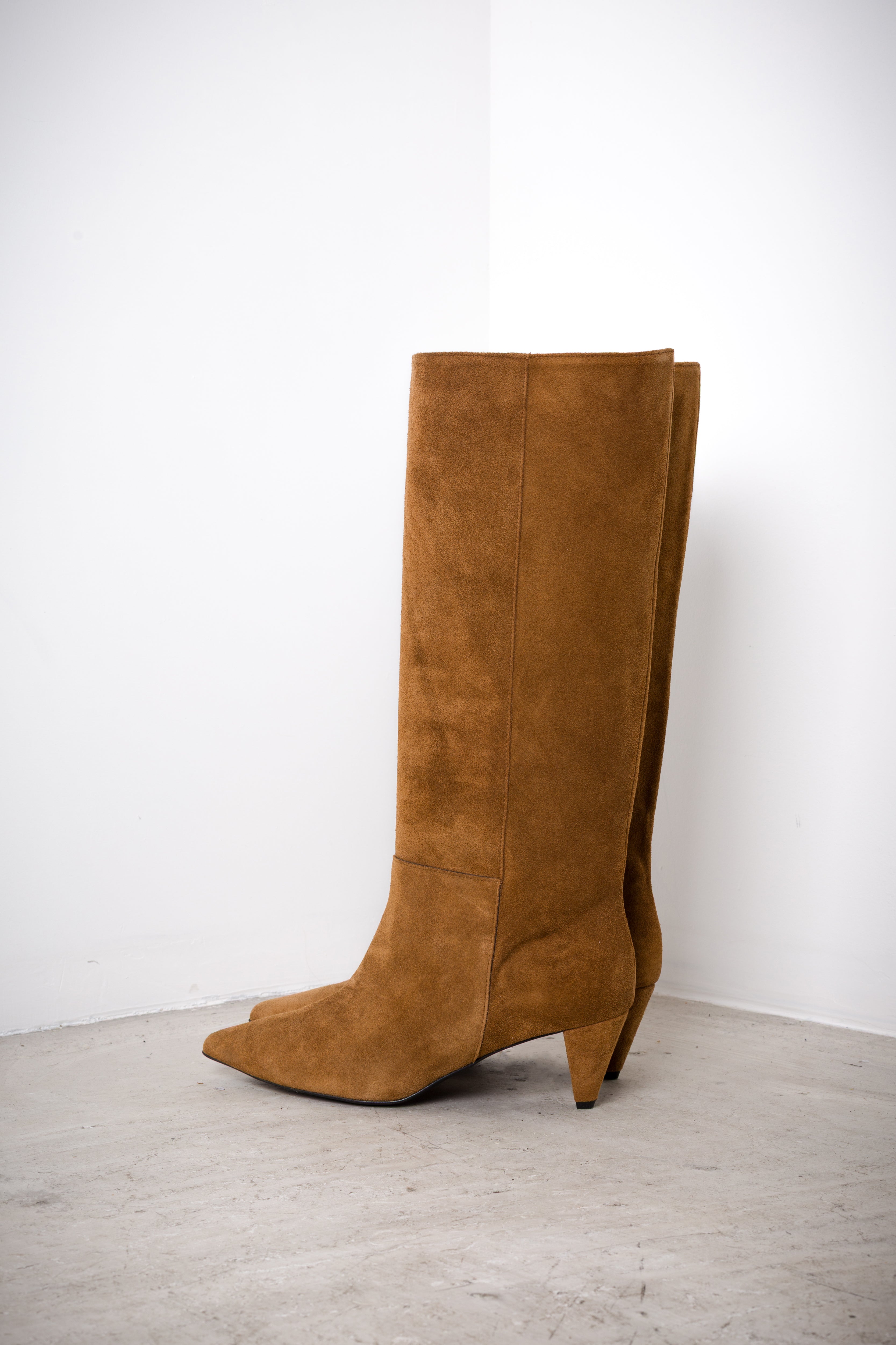 Low-heeled suede boot