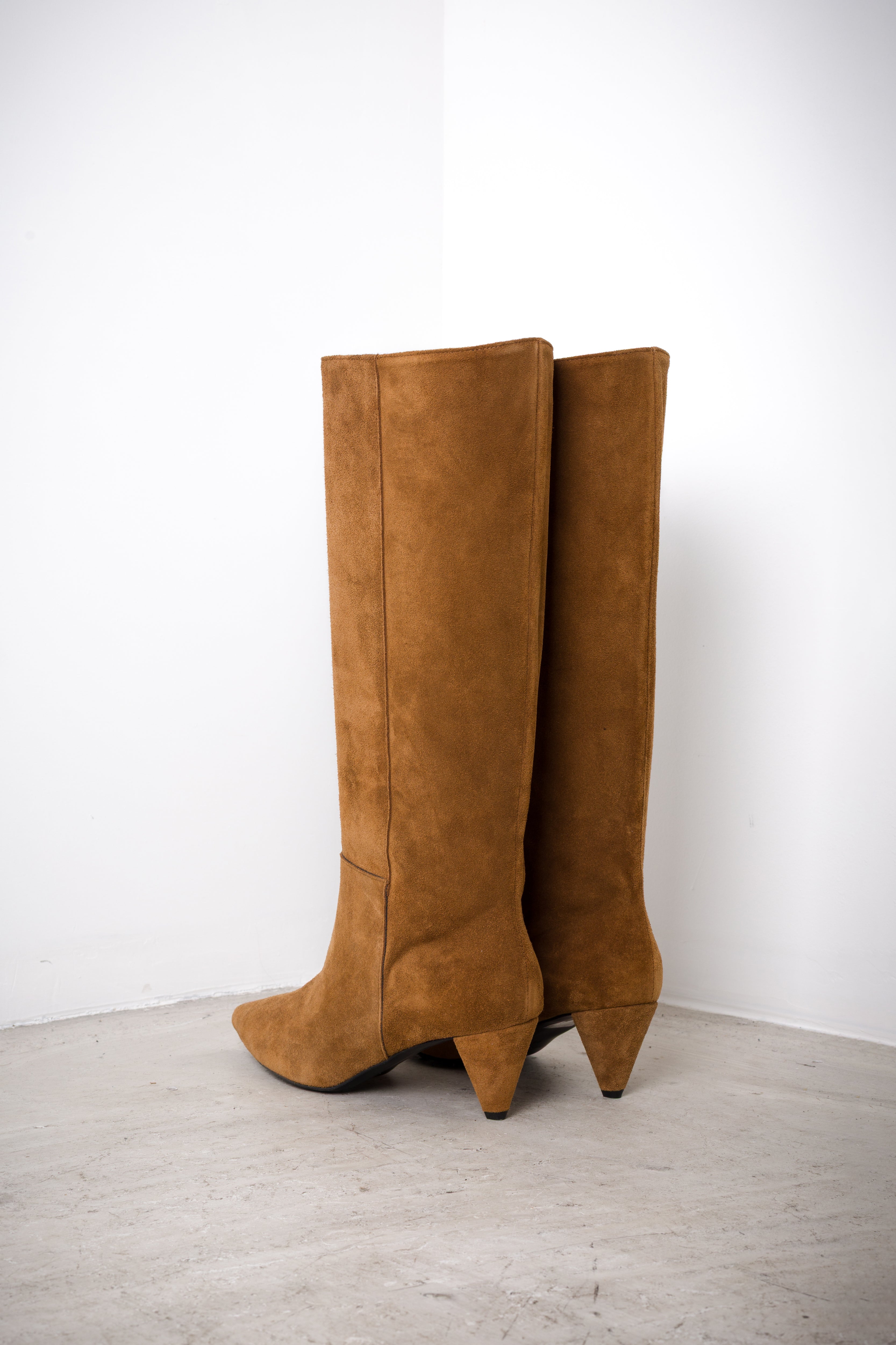 Low-heeled suede boot