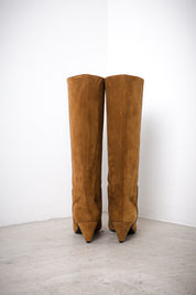 Low-heeled suede boot