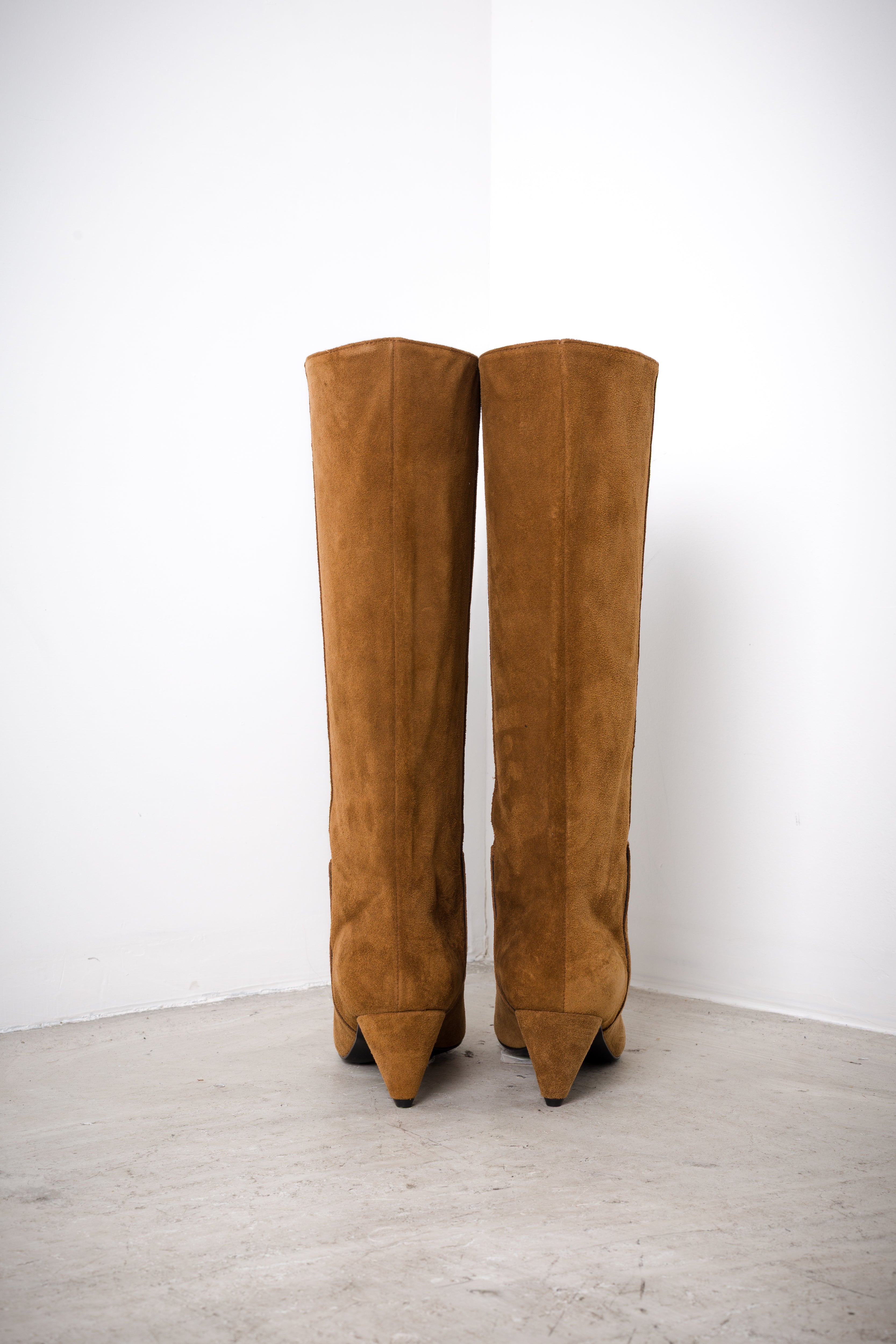 Low-heeled suede boot