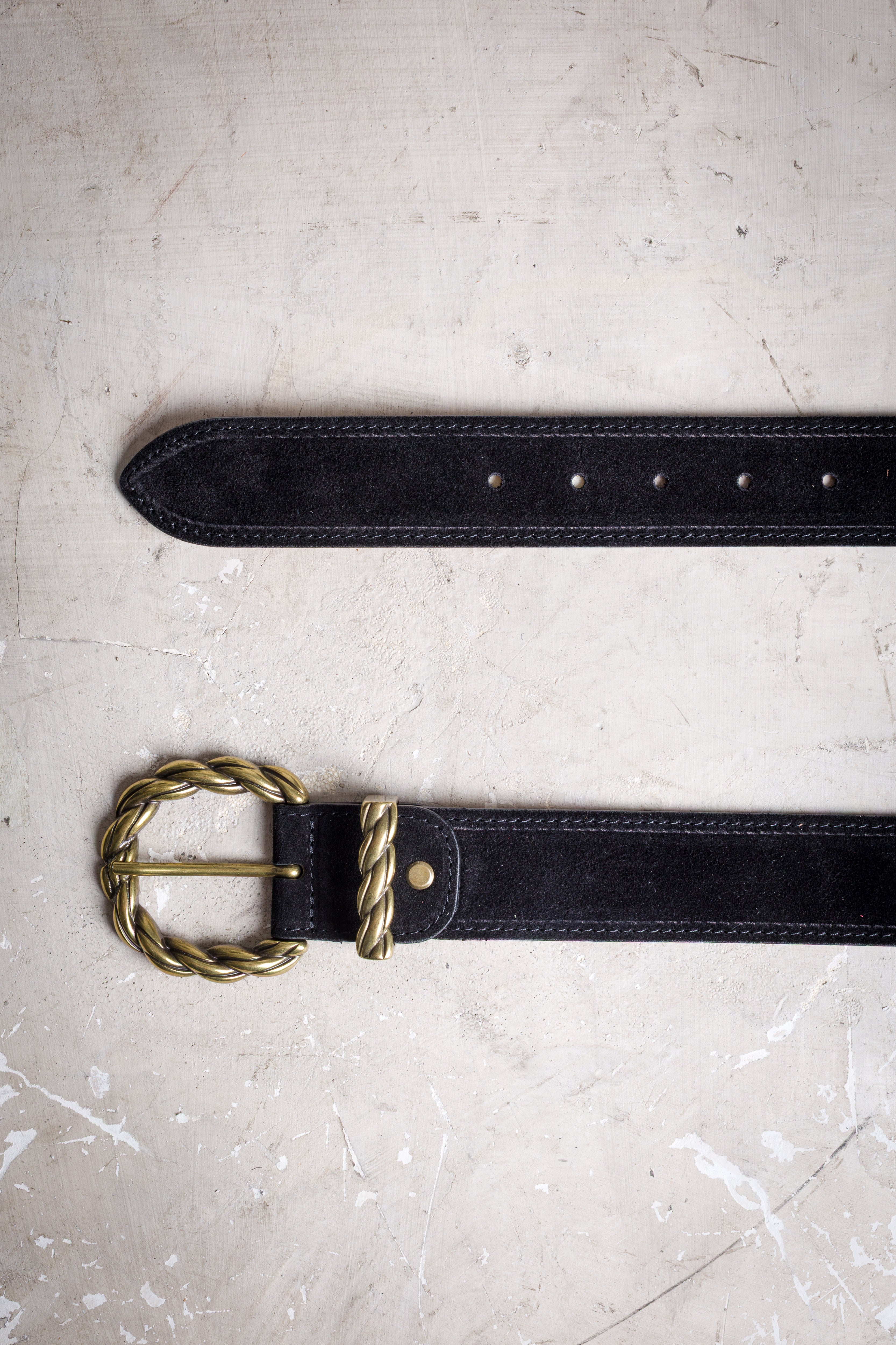 Suede belt with woven buckle