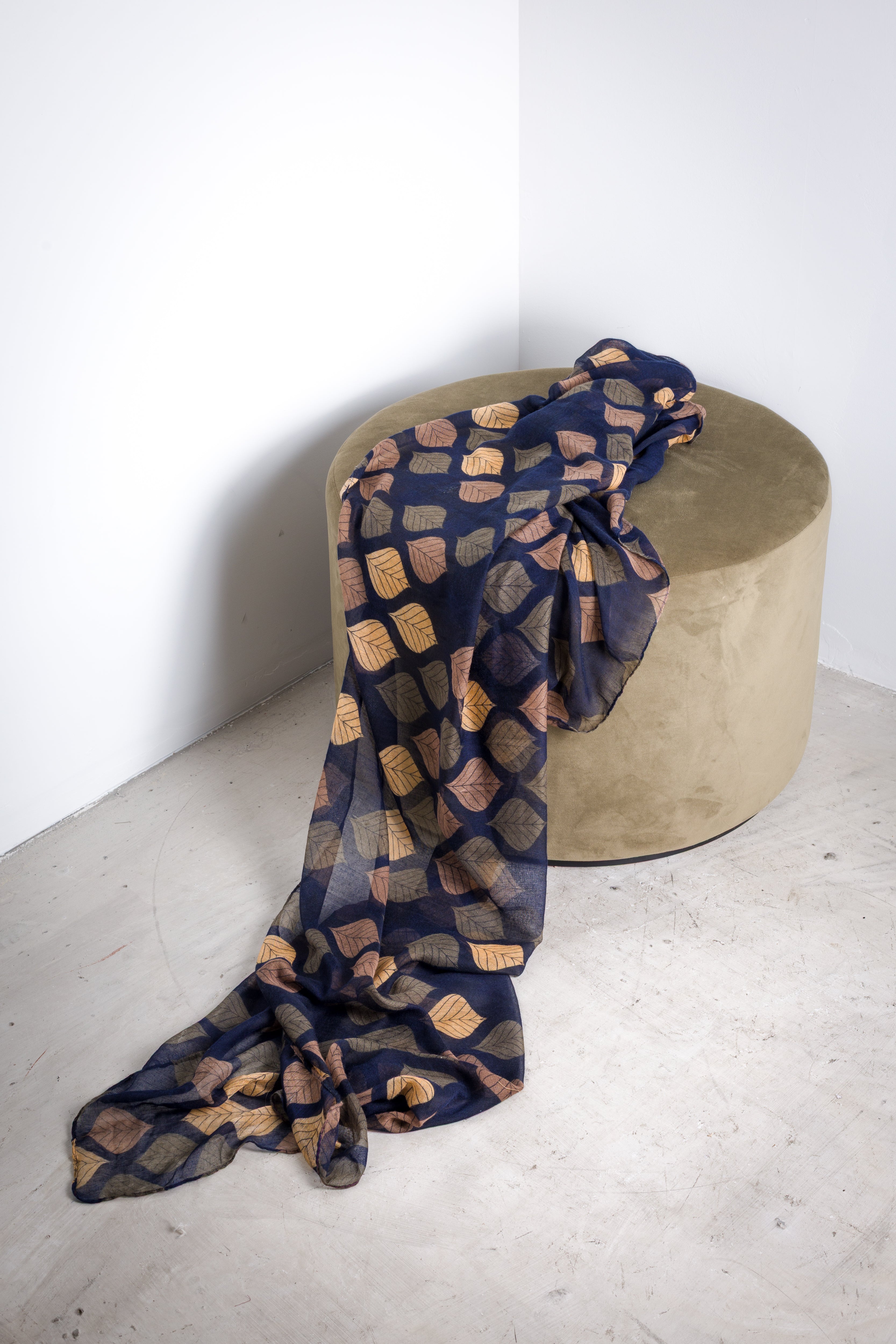 Leaf print stole