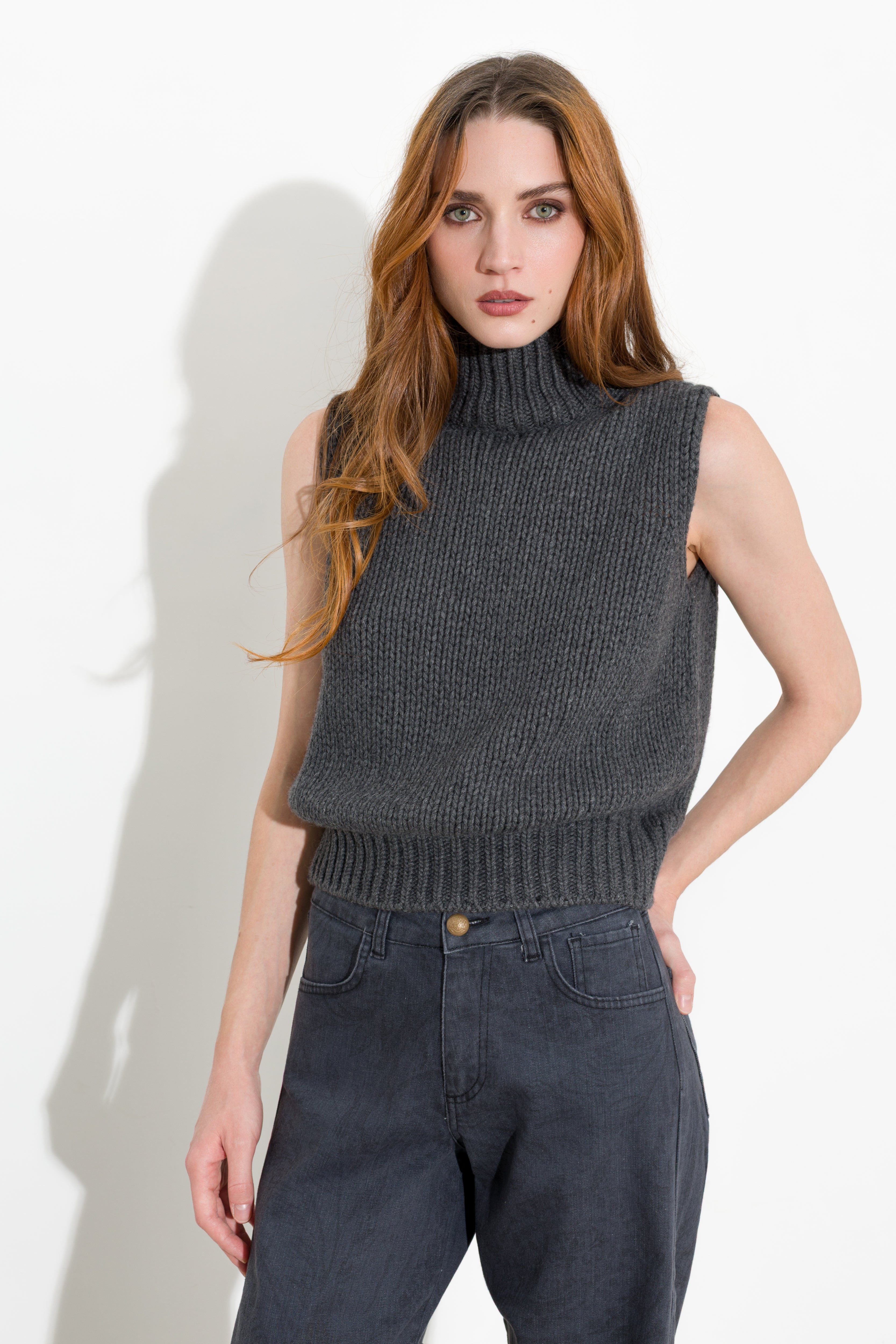 Maglia smanicata collo alto - Friendly Sweater