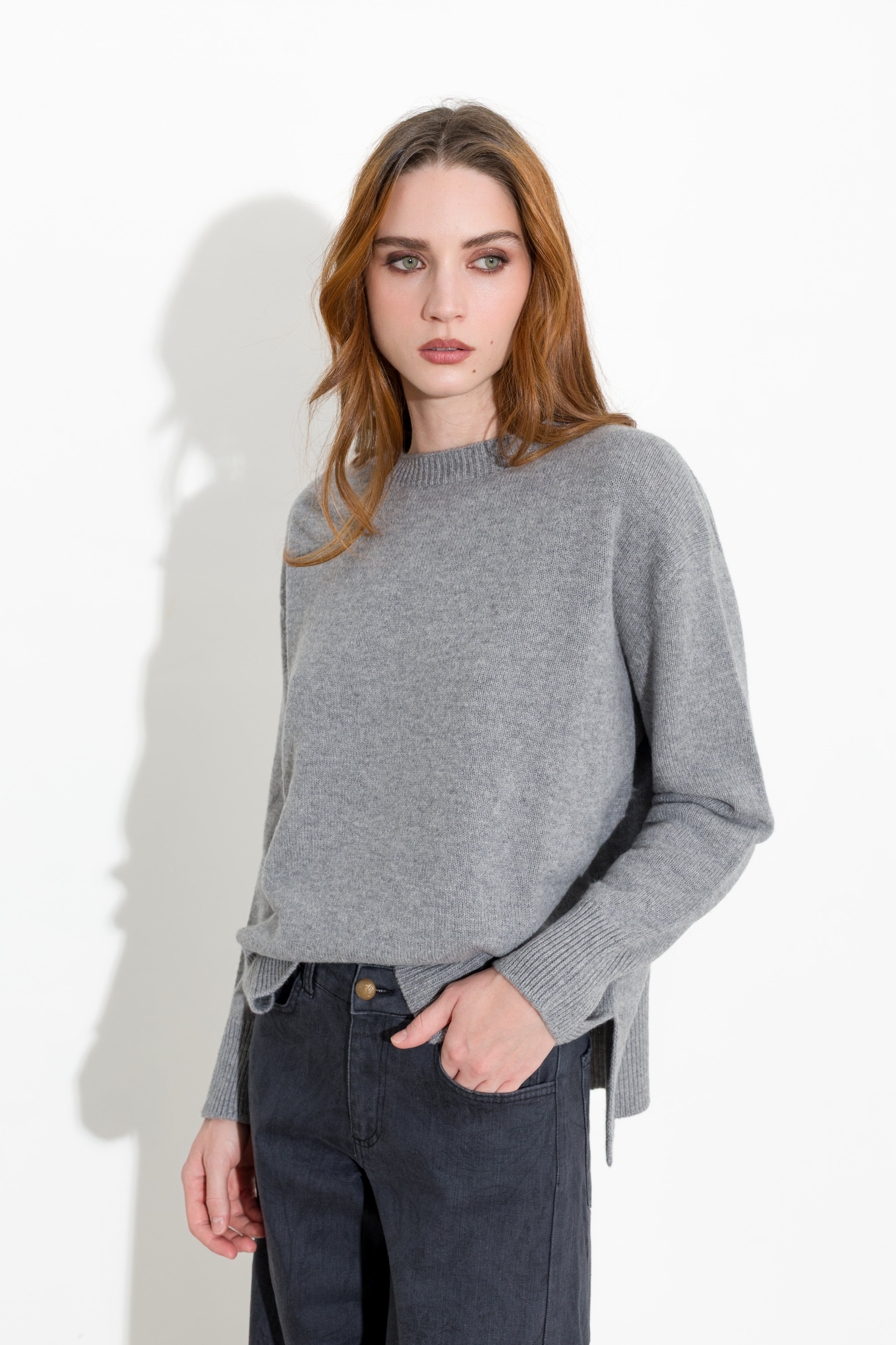 Maglia boxy in lana e cashmere con spacchi laterali