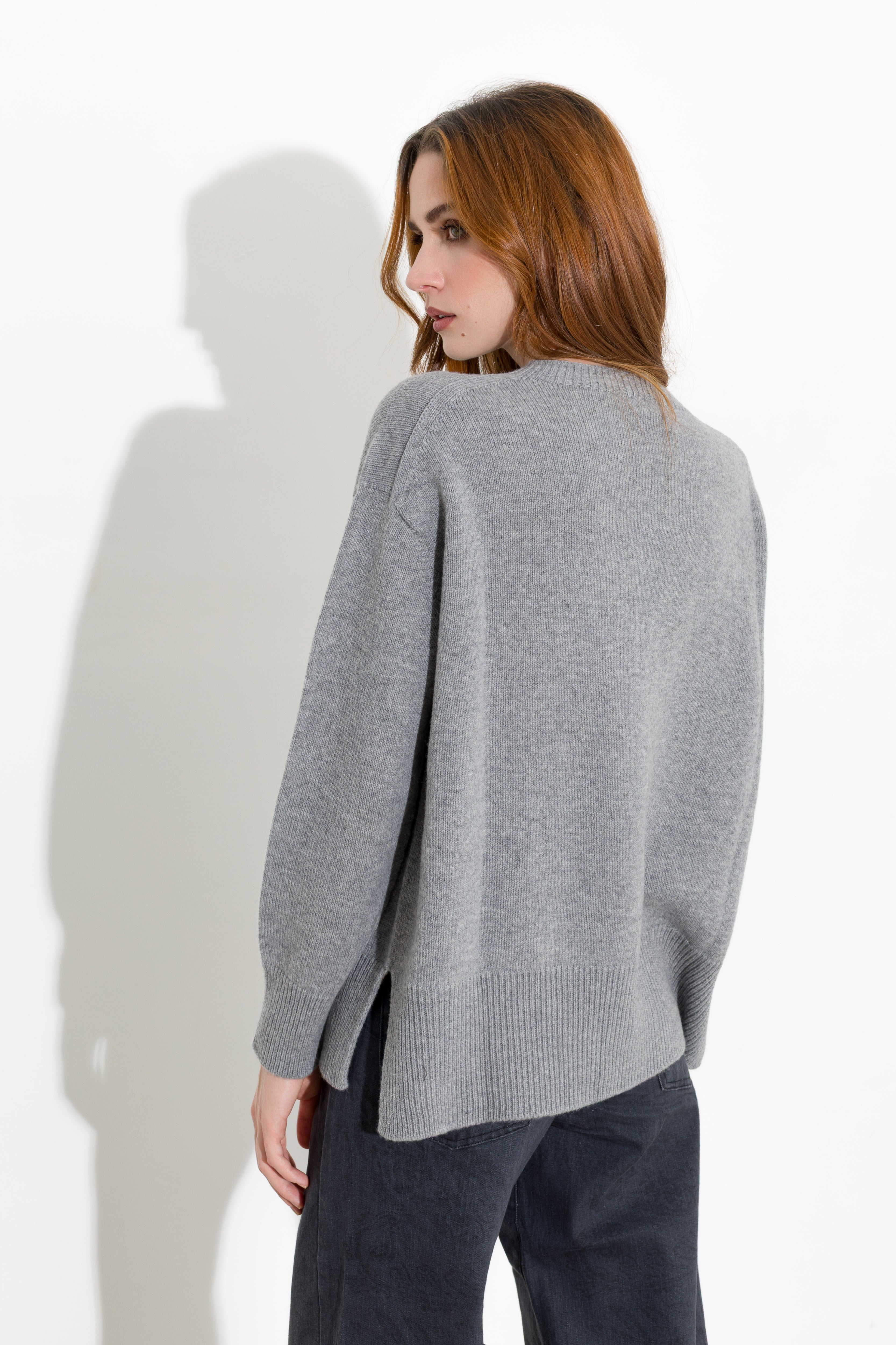Maglia boxy in lana e cashmere con spacchi laterali