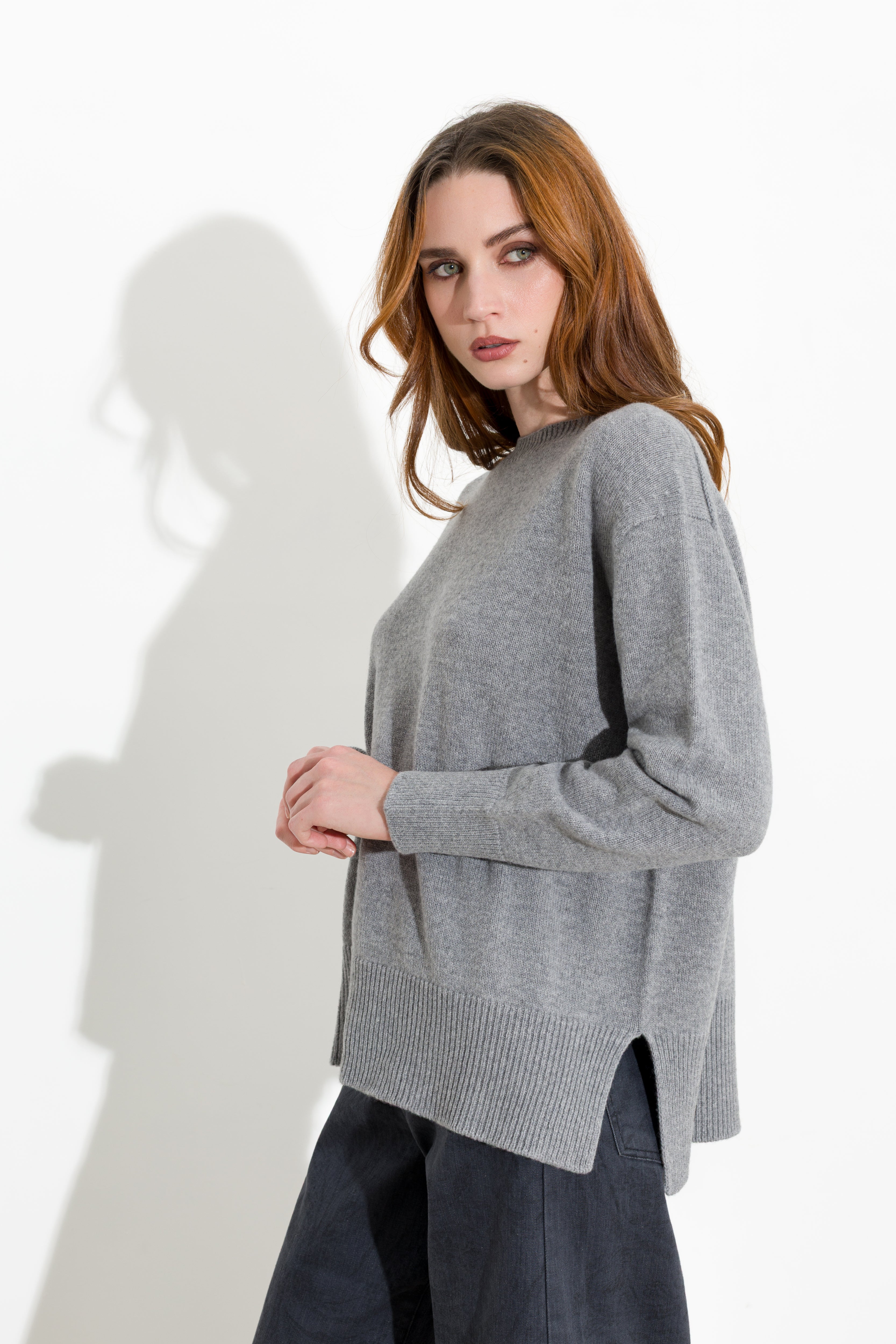 Maglia boxy in lana e cashmere con spacchi laterali