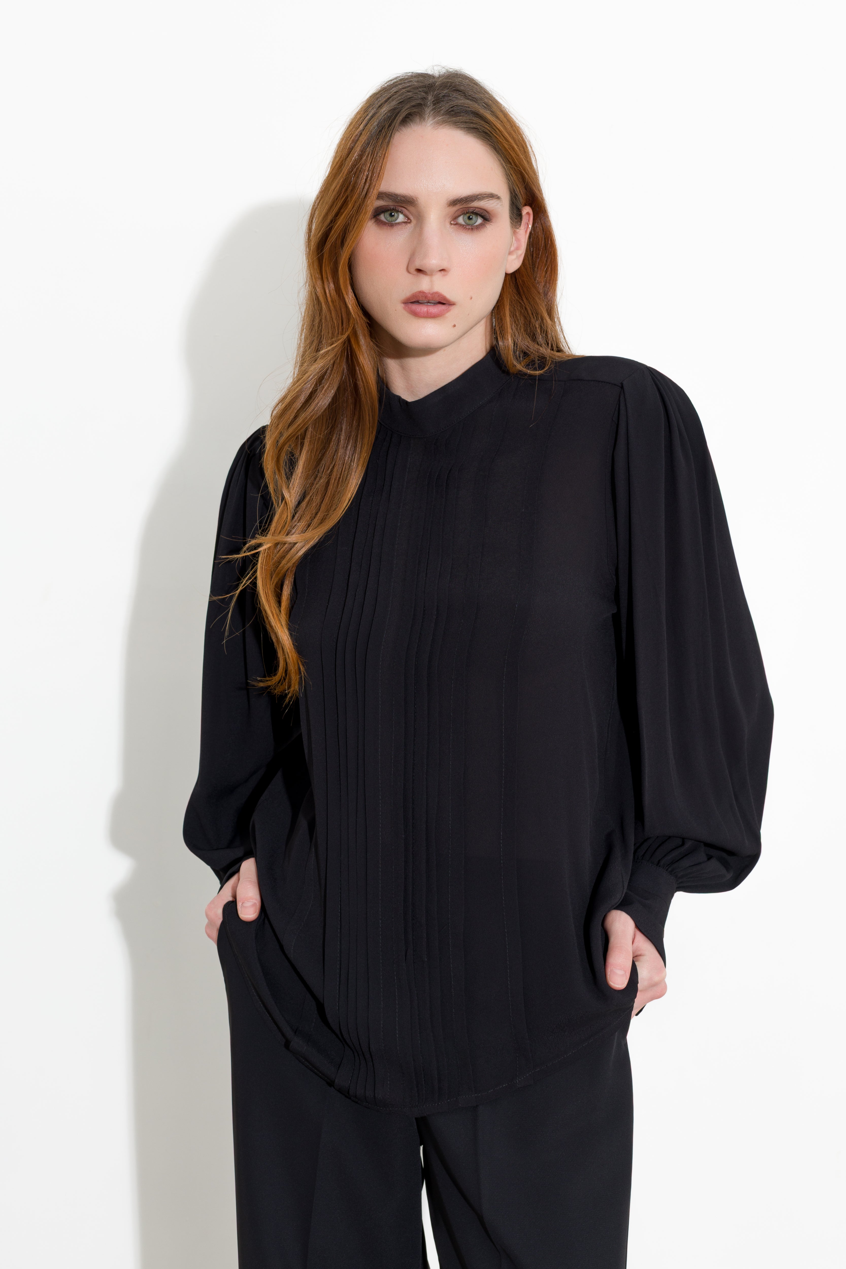 Blusa con pieghe e maniche blusanti