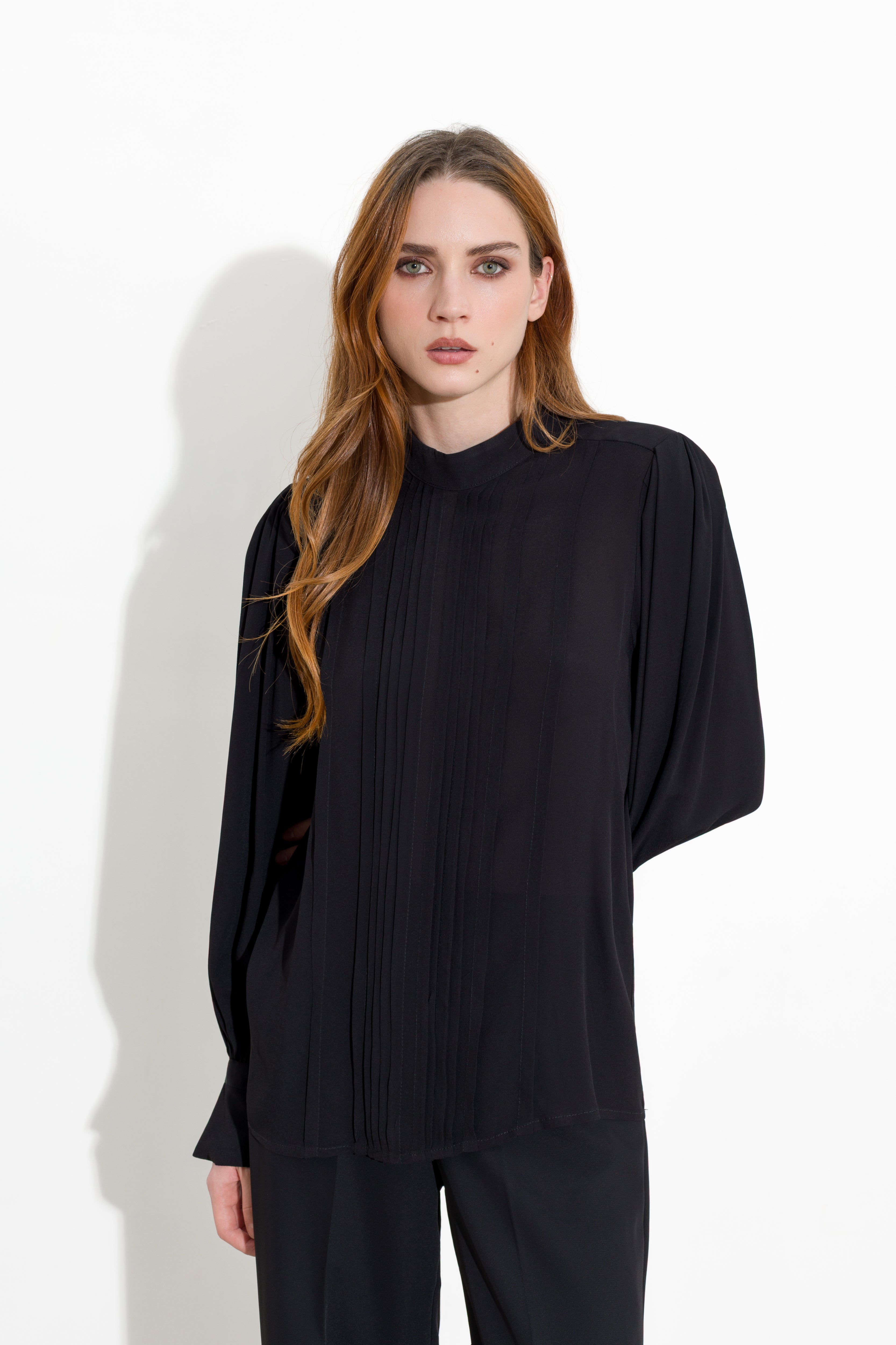 Blusa con pieghe e maniche blusanti