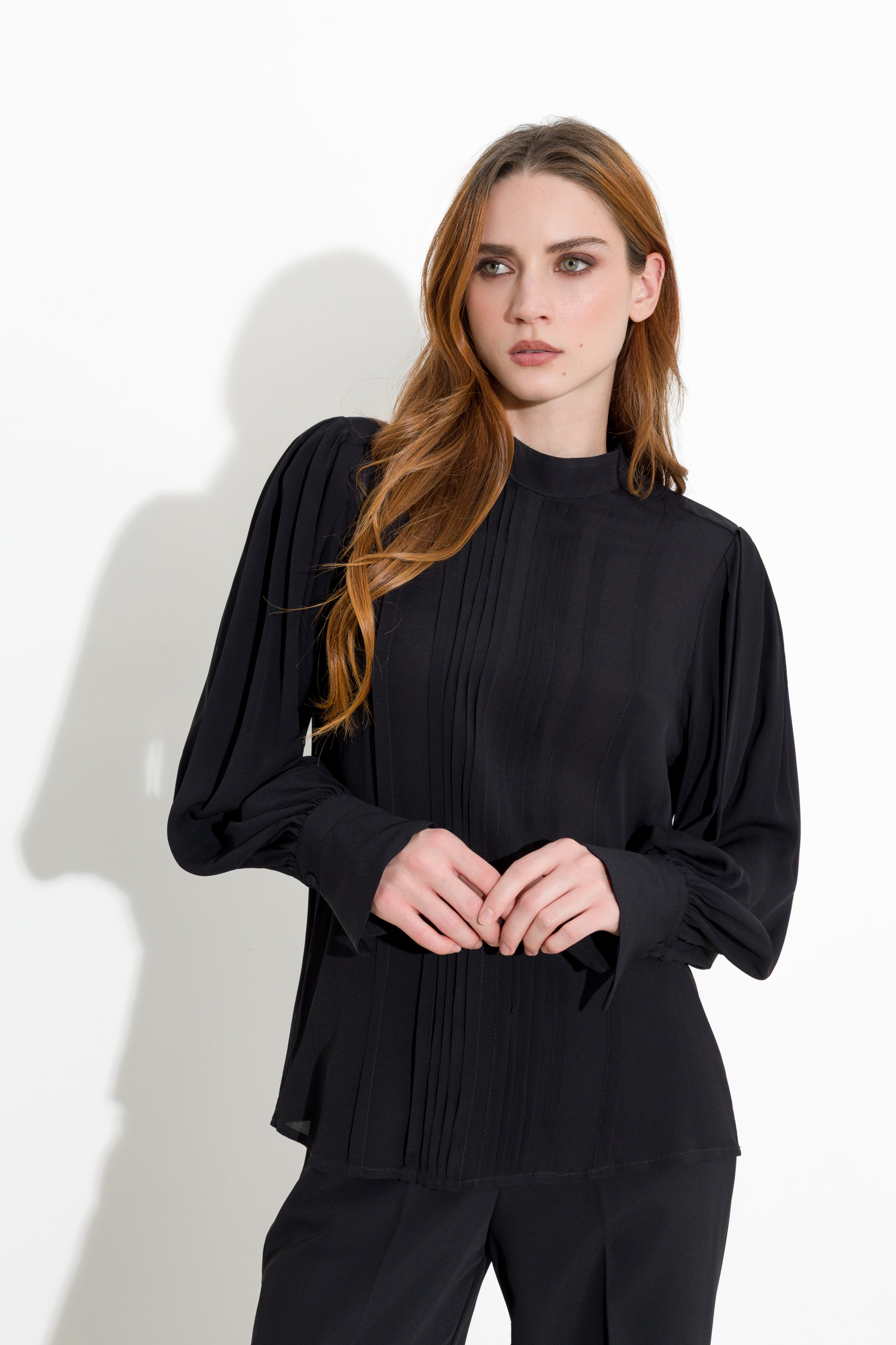 Blusa con pieghe e maniche blusanti