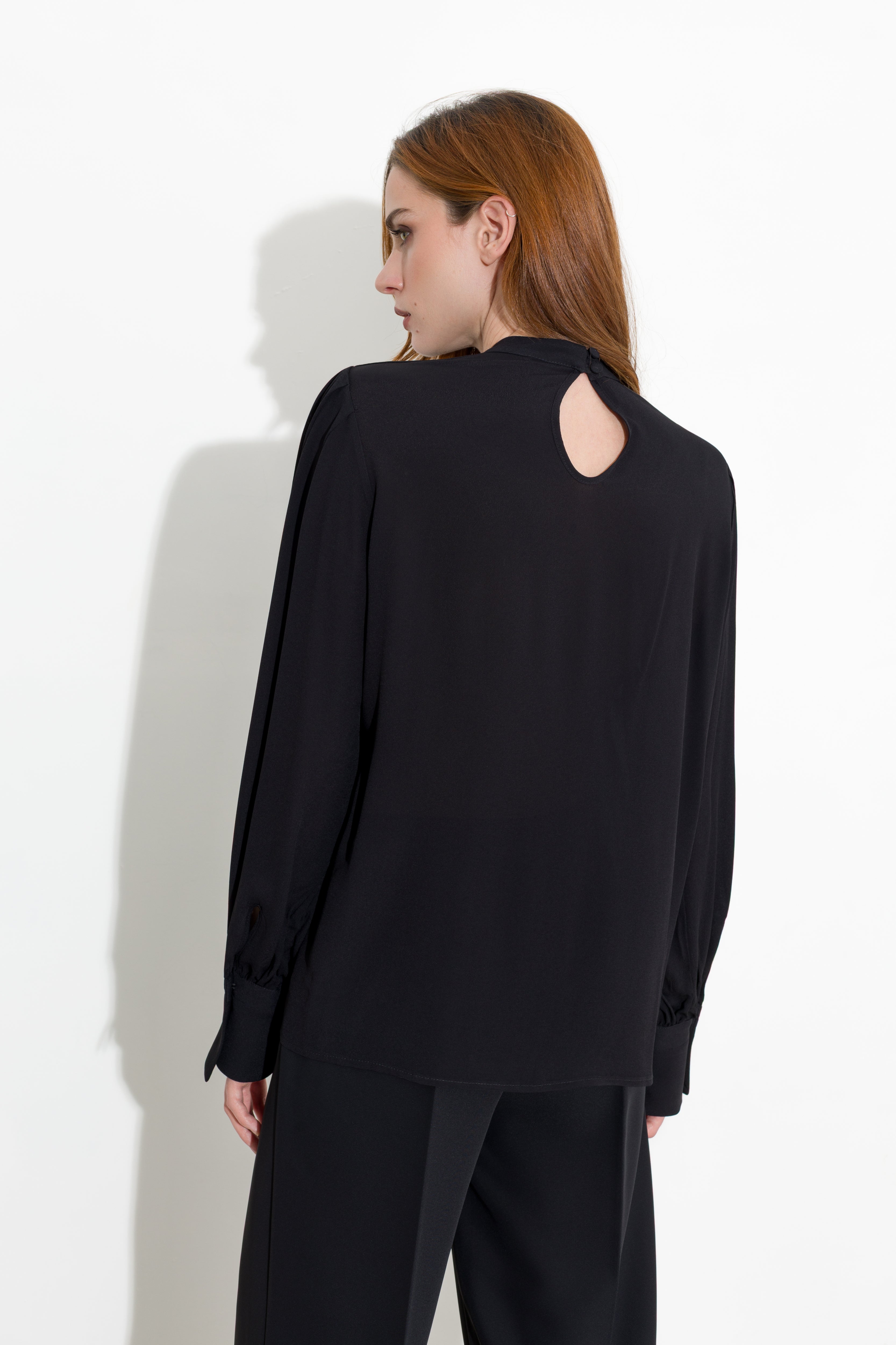Blusa con pieghe e maniche blusanti