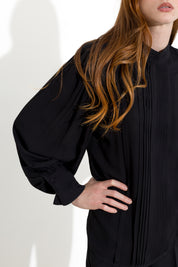 Blusa con pieghe e maniche blusanti