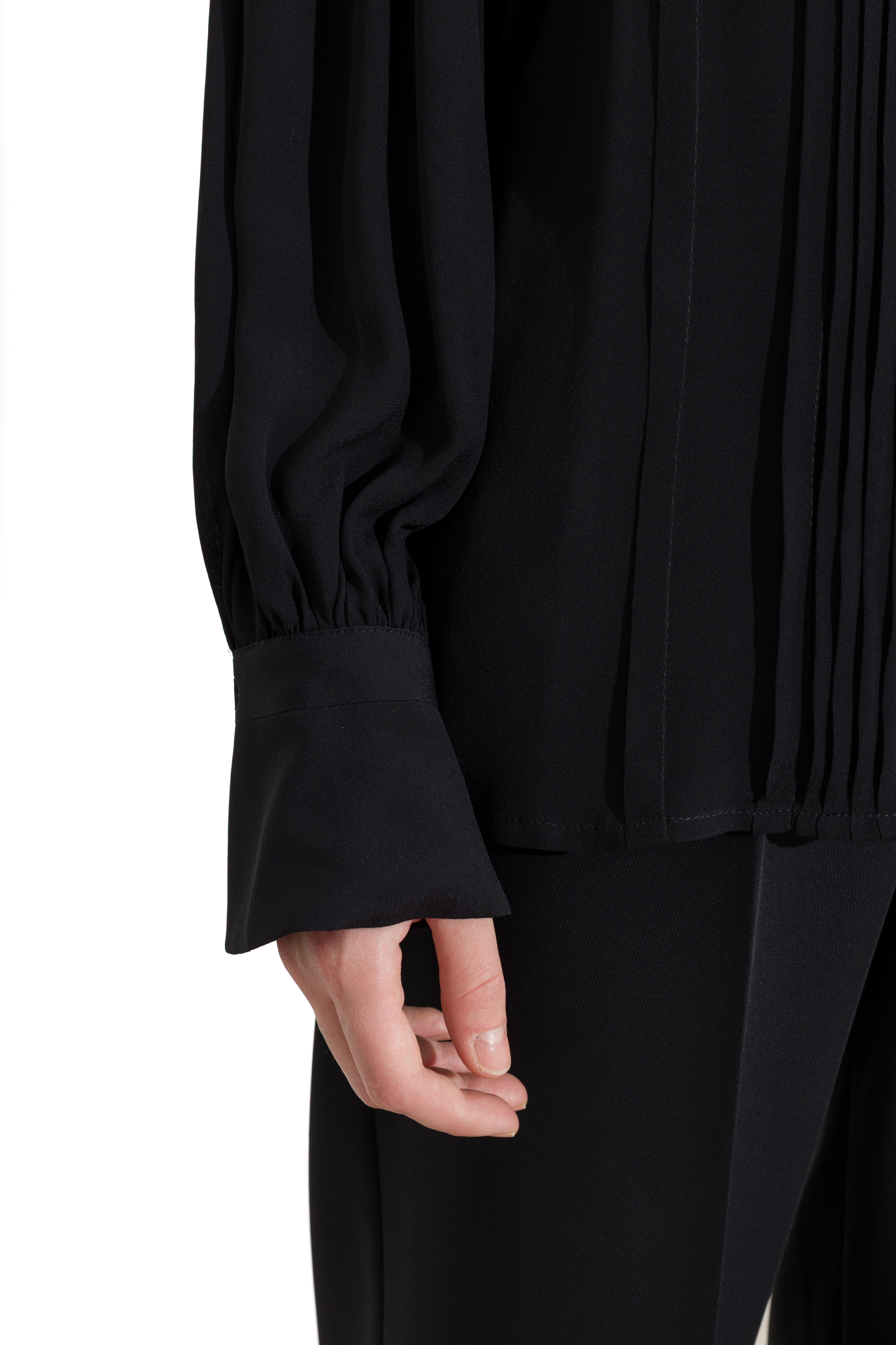 Blusa con pieghe e maniche blusanti