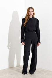 Blusa con pieghe e maniche blusanti