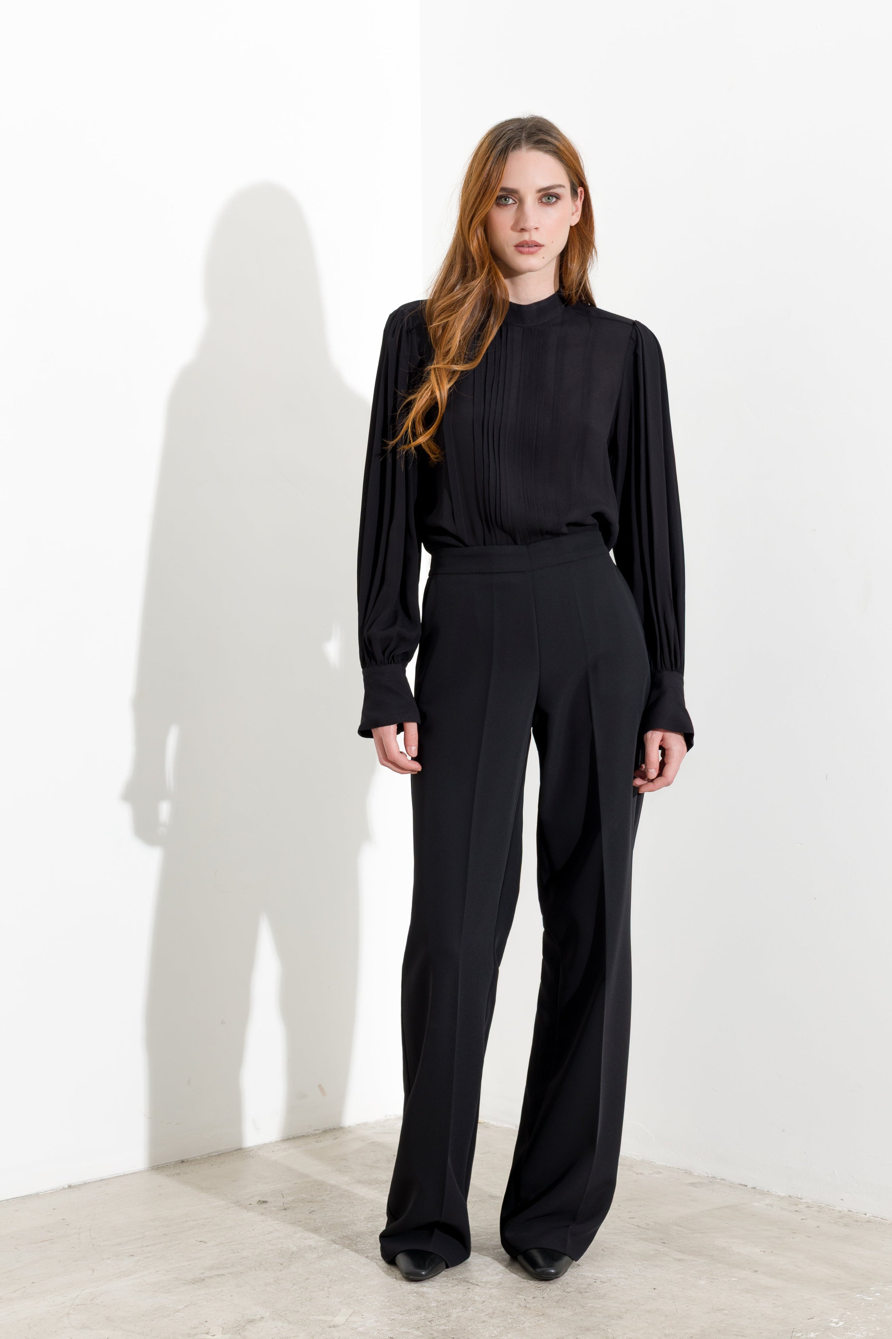 Blusa con pieghe e maniche blusanti