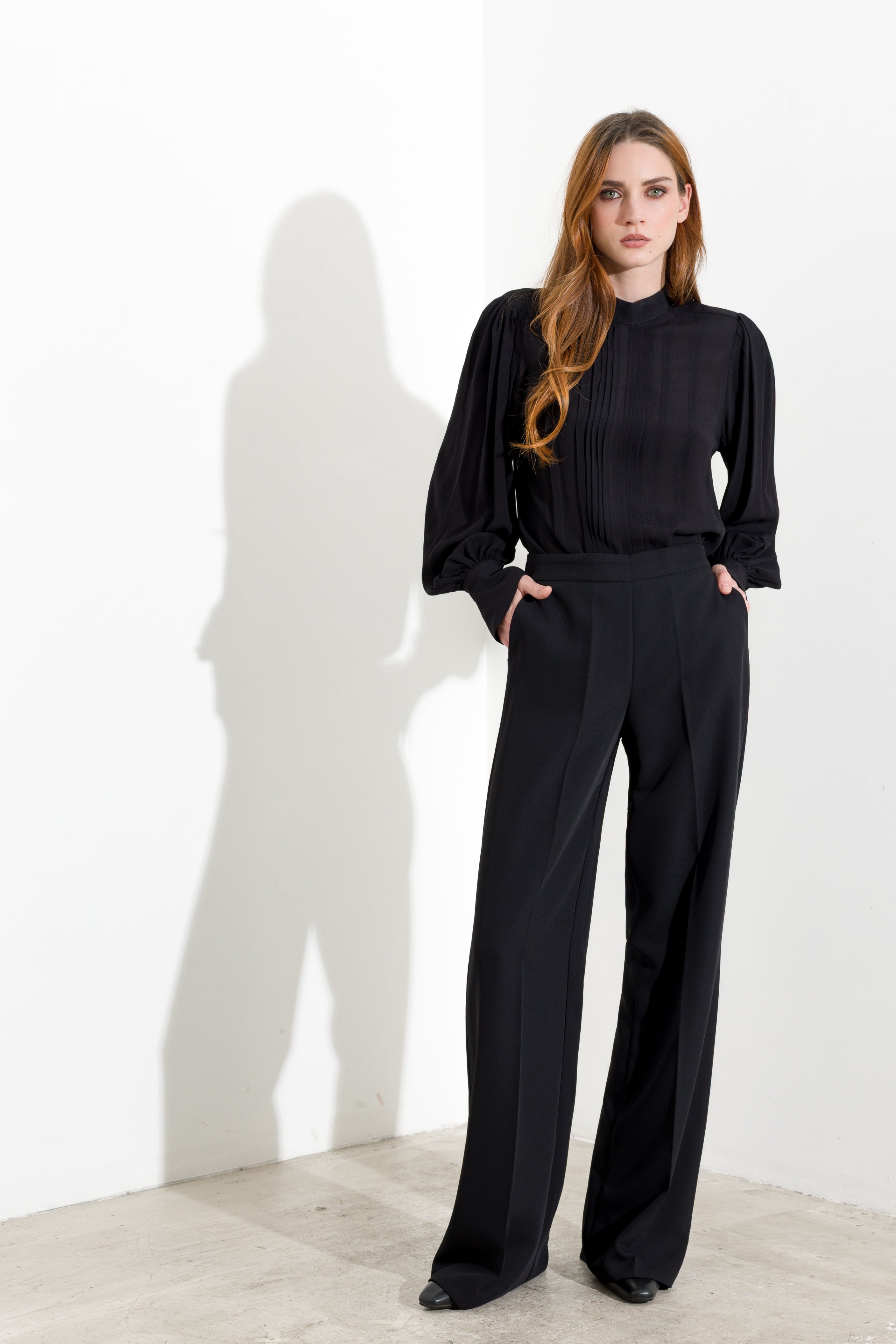 Blusa con pieghe e maniche blusanti