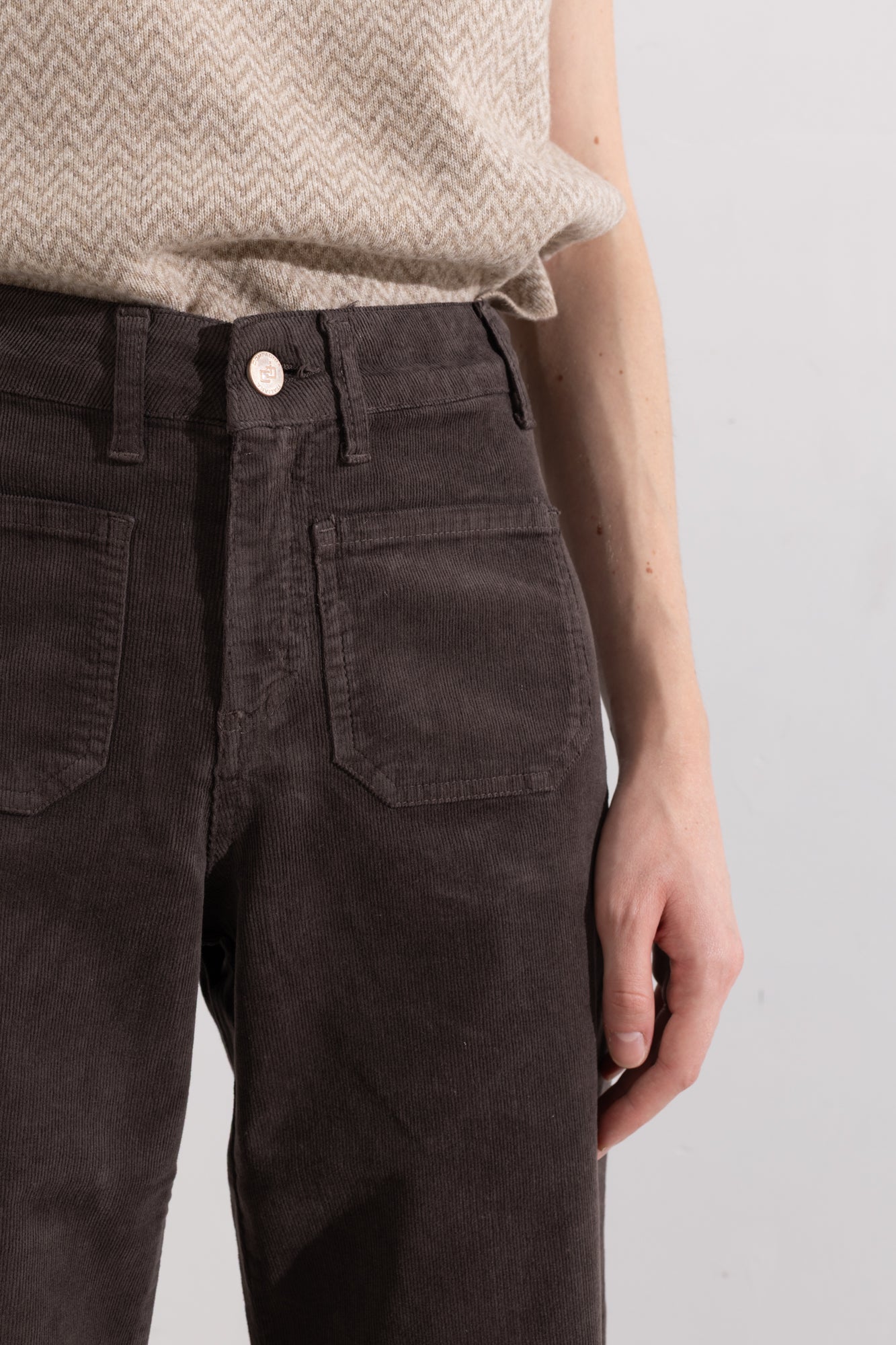 Pantaloni wide-leg in velluto a coste con tasche a toppa