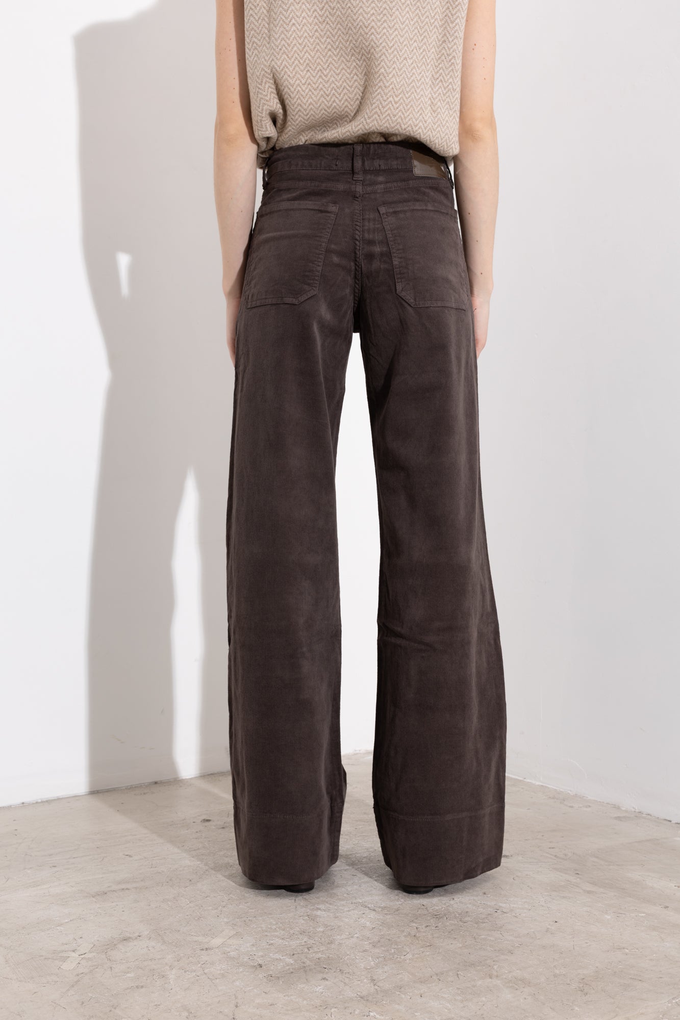 Pantaloni wide-leg in velluto a coste con tasche a toppa