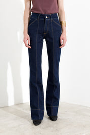 Jeans flare con cuciture frontali