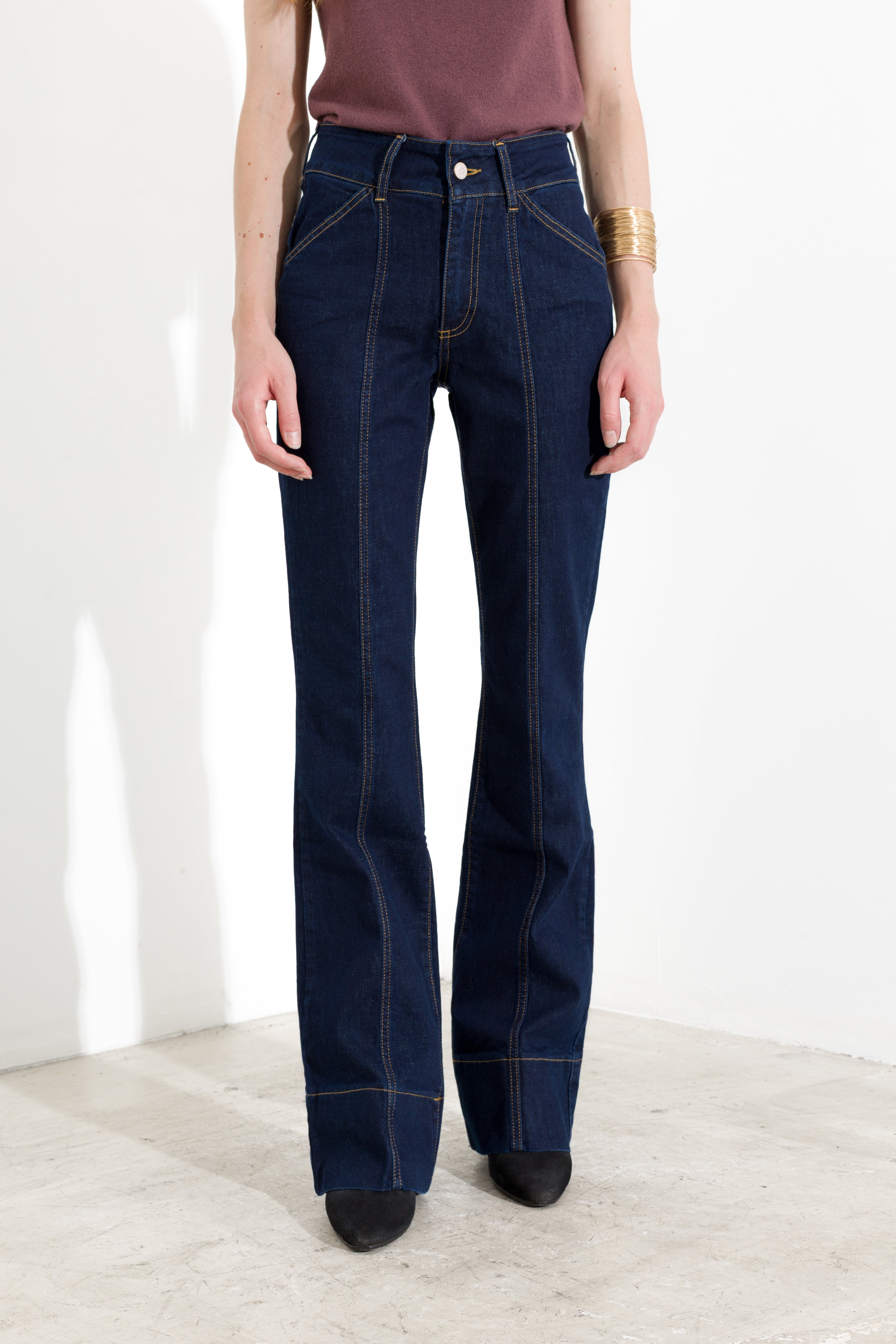 Jeans flare con cuciture frontali
