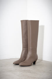 Pointed boot