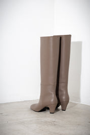 Pointed boot