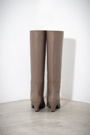 Pointed boot