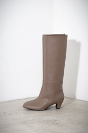 Pointed boot