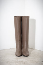 Pointed boot