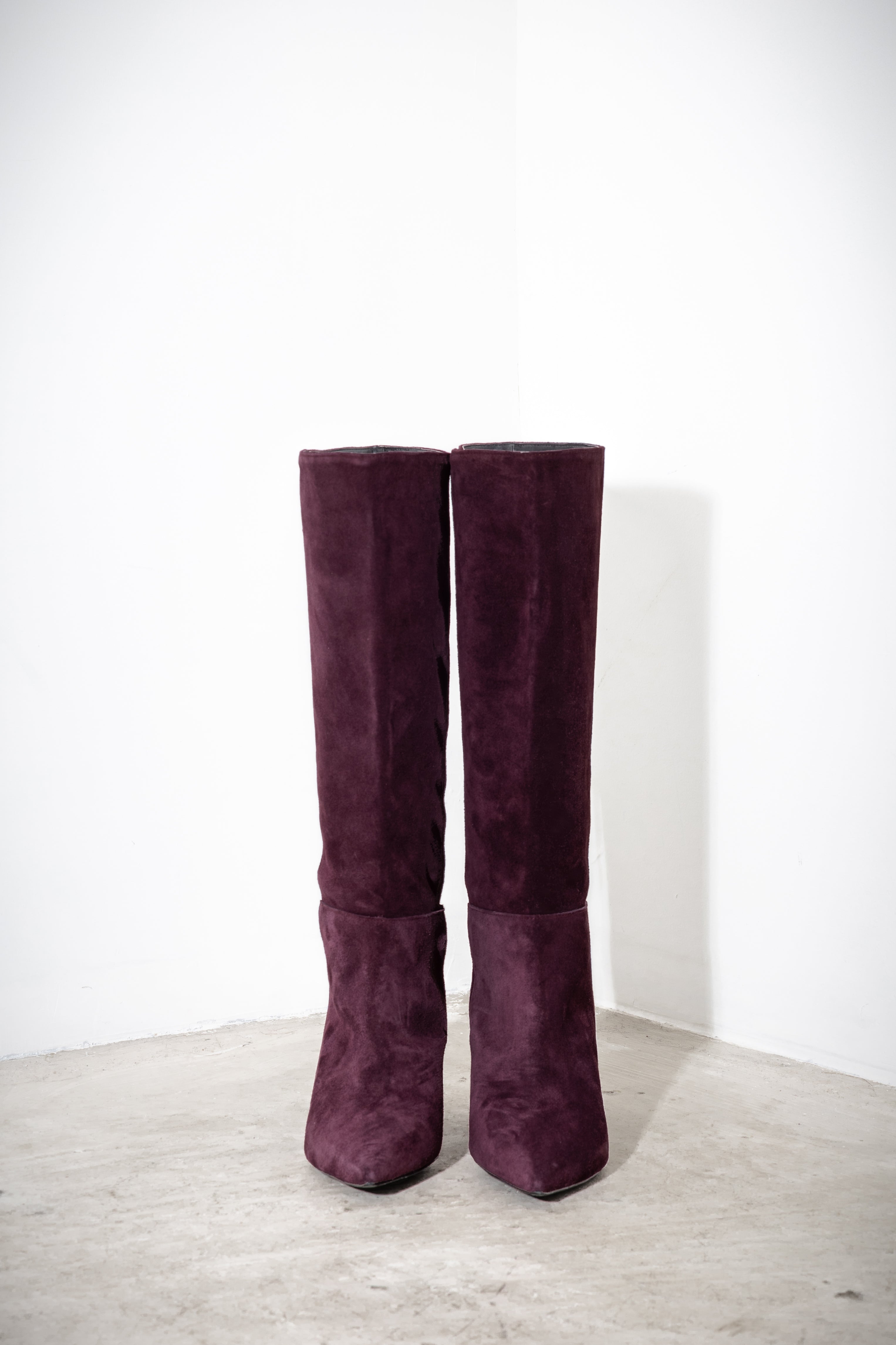 Low-heeled suede boot