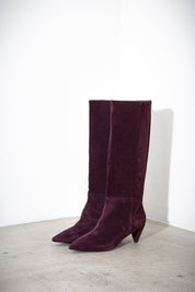 Low-heeled suede boot