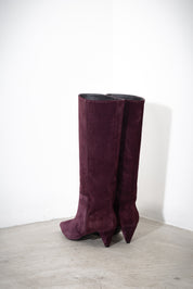 Low-heeled suede boot