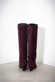 Low-heeled suede boot