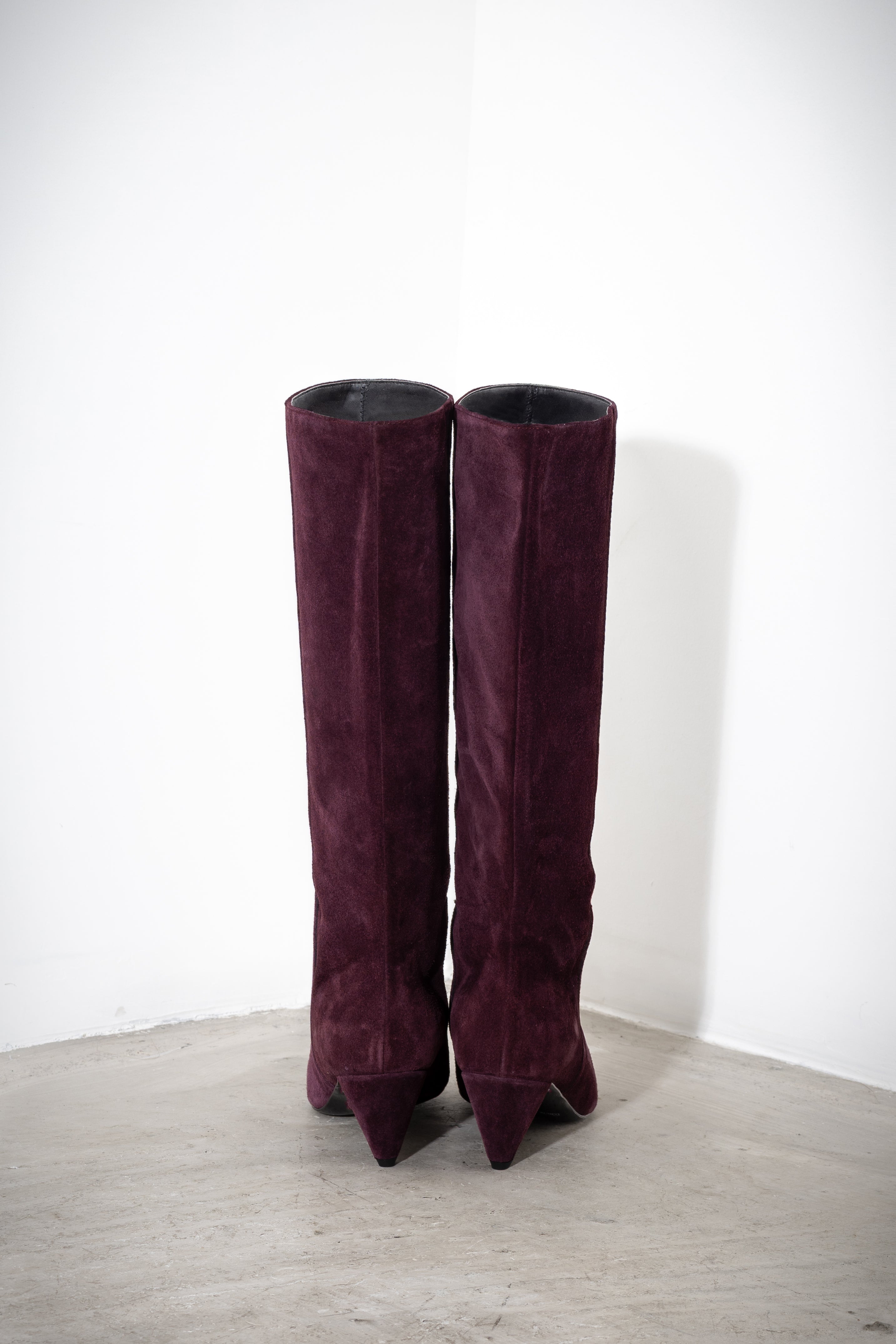 Low-heeled suede boot