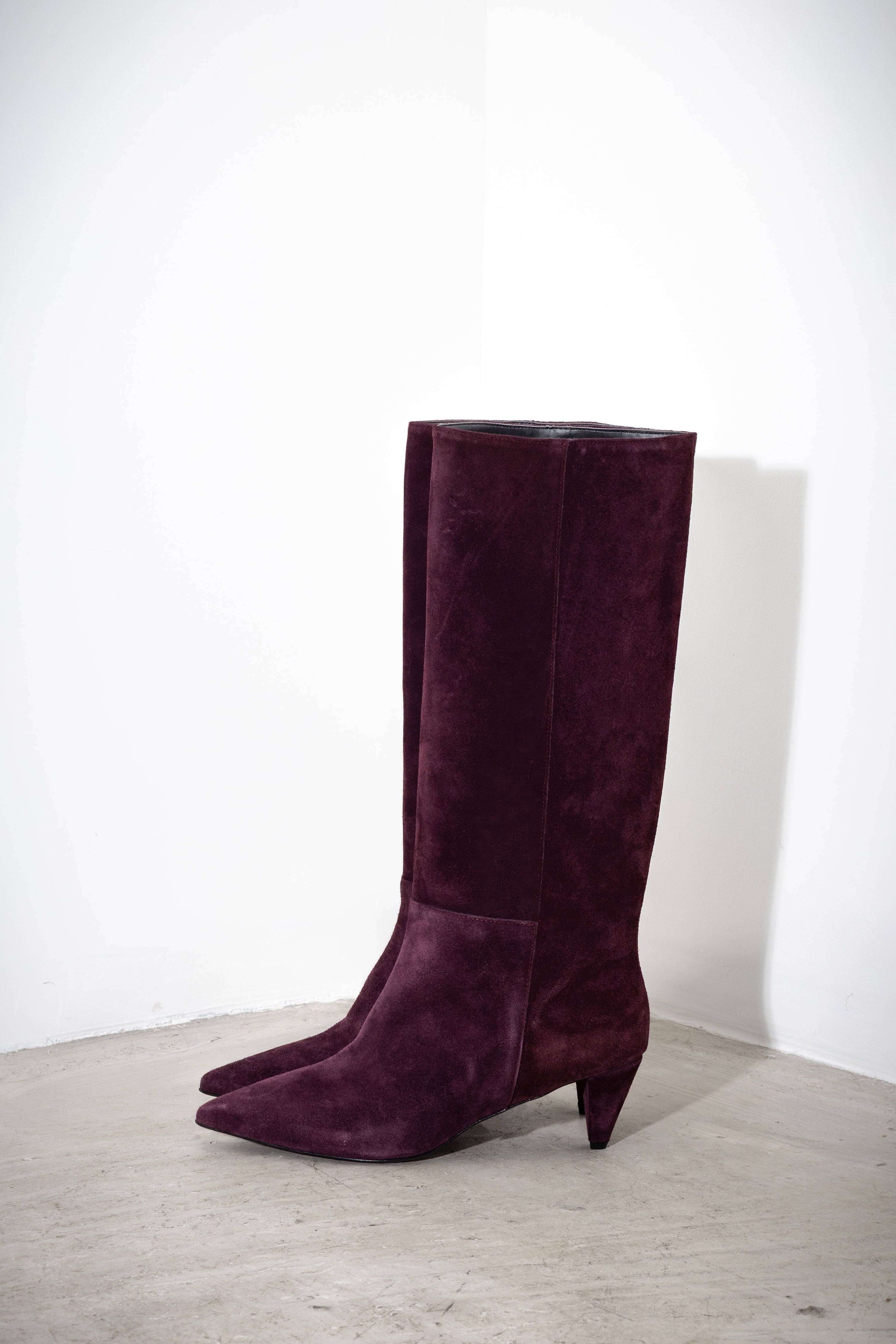 Low-heeled suede boot