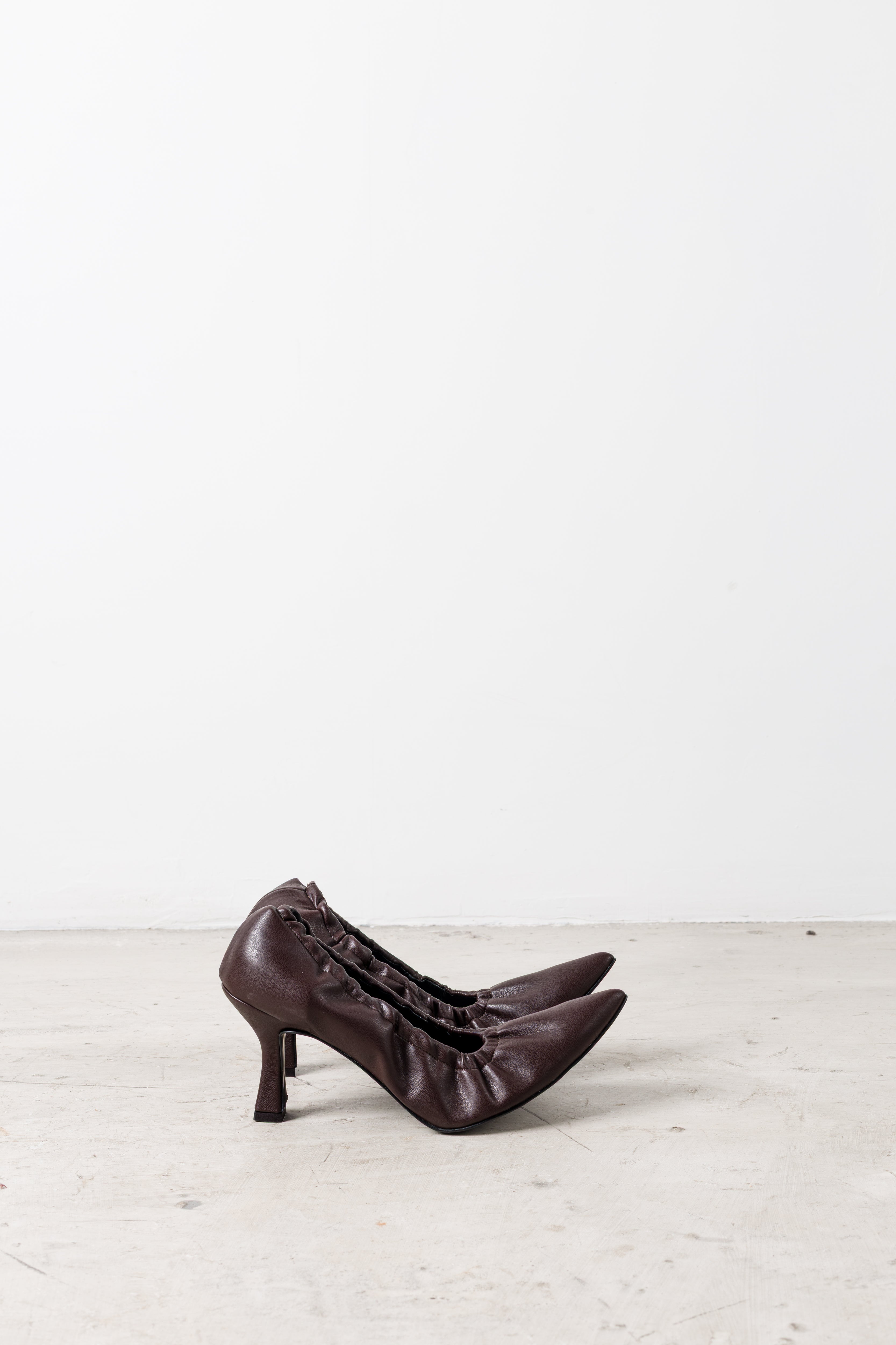 Pumps con bordo arricciato